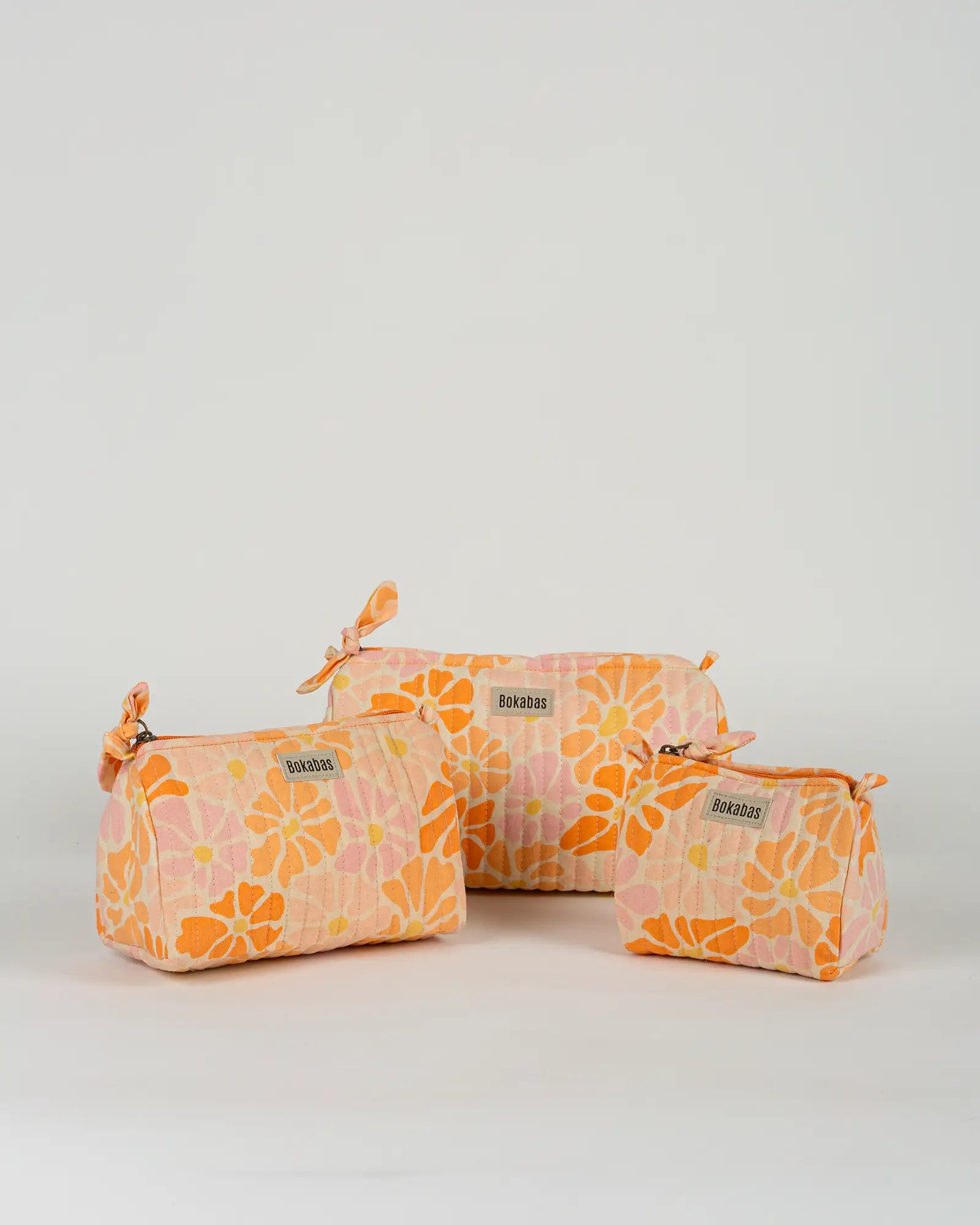 Trousse de toilette matelassée en coton Bokabas, imprimé Peachy fleuri orange, vue de face