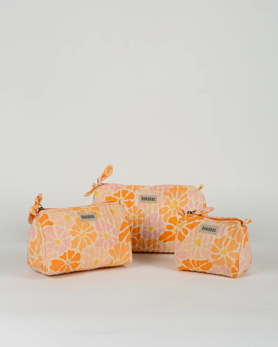 Trousse de toilette matelassée en coton Bokabas, imprimé Peachy fleuri orange, vue de face