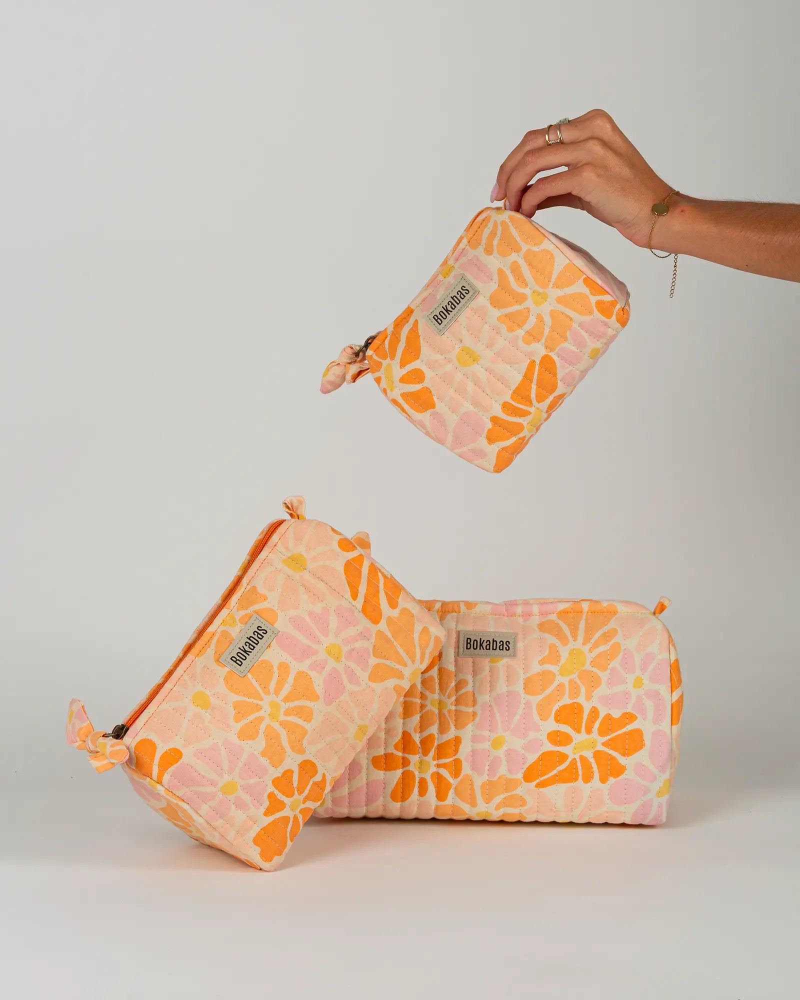 Trousse de toilette matelassée en coton Bokabas, imprimé Peachy fleuri orange, vue de face