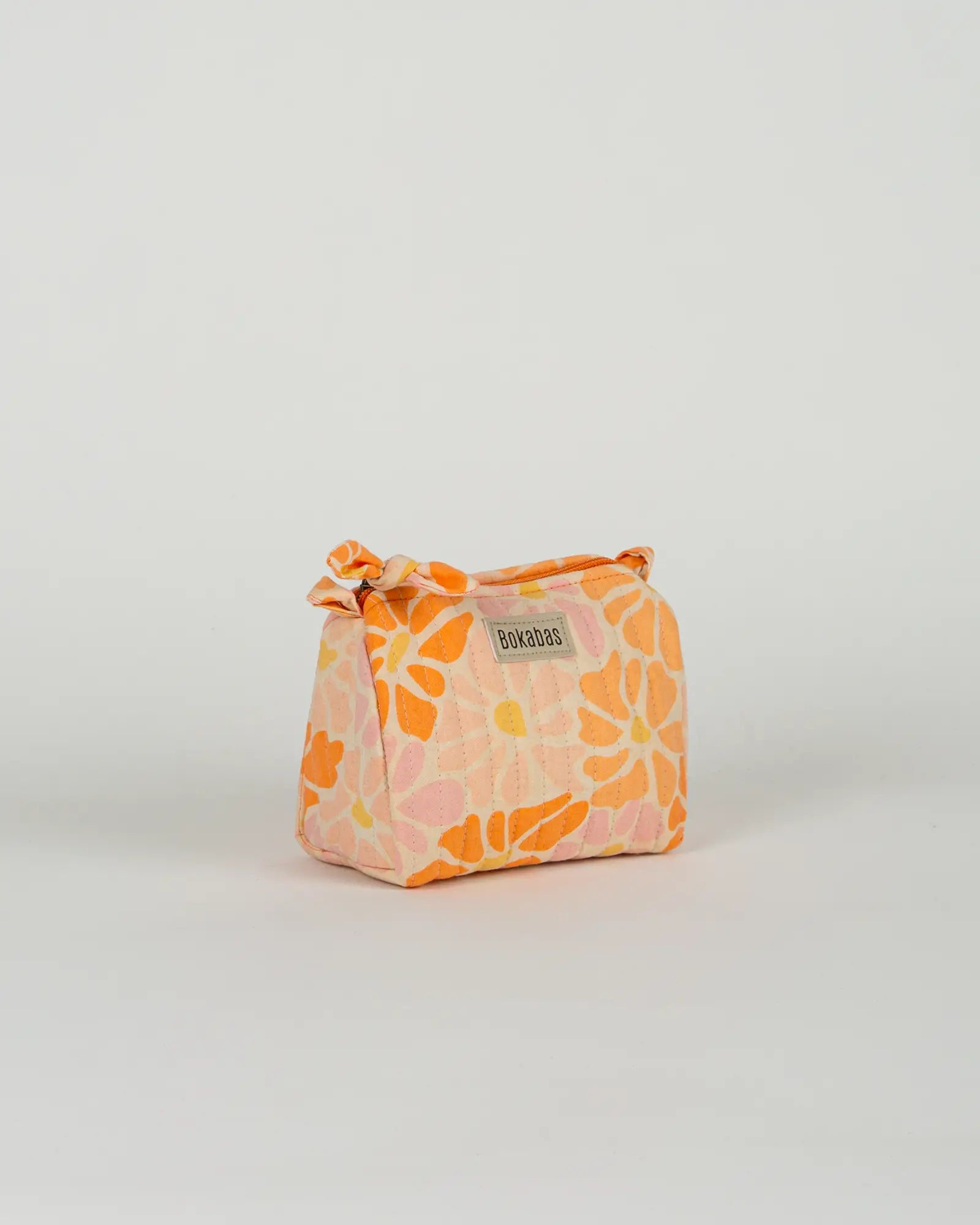 Trousse de toilette matelassée en coton Bokabas, imprimé Peachy fleuri orange, vue de trois-quarts