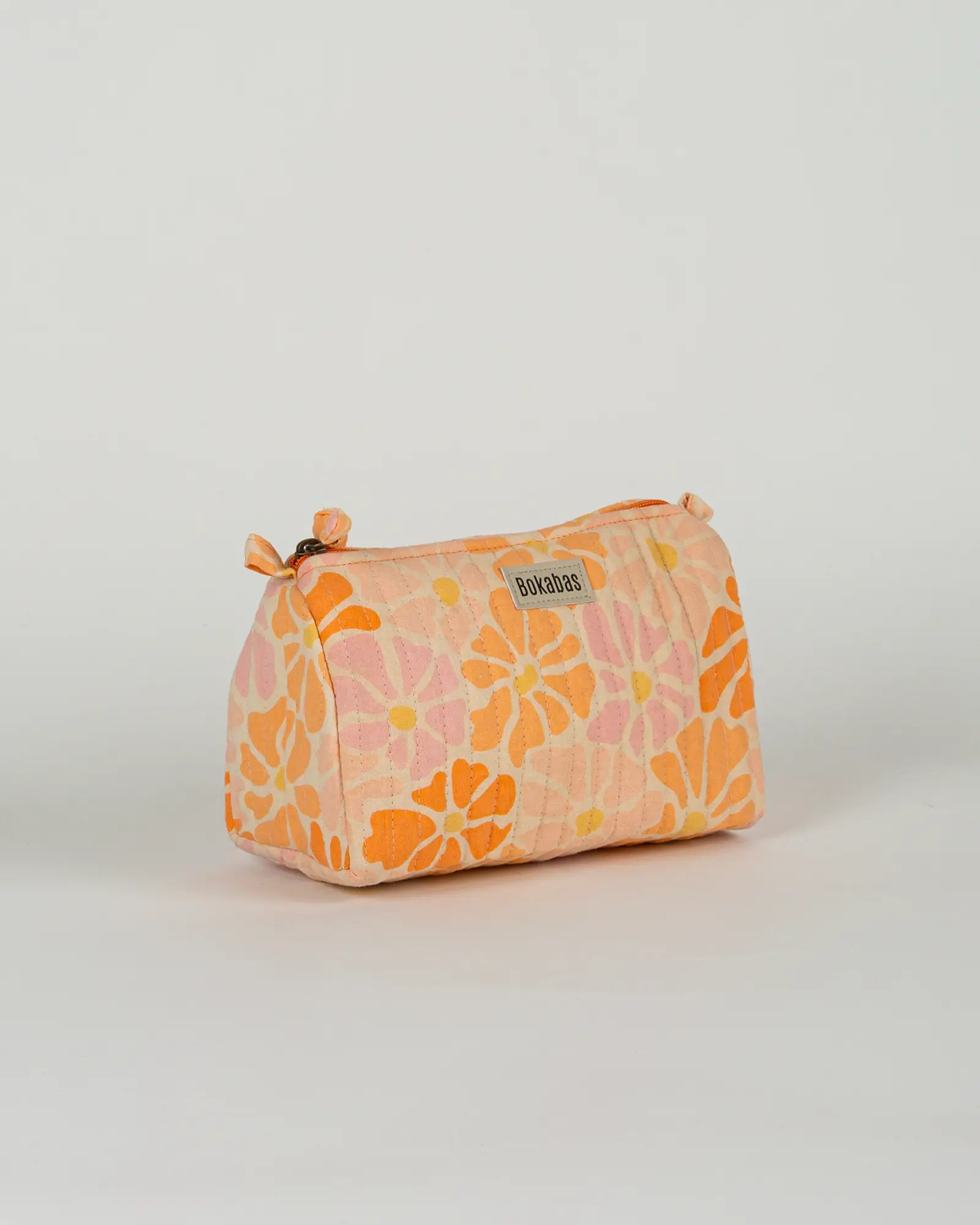 Trousse de toilette matelassée en coton Bokabas, imprimé Peachy fleuri orange, vue de trois-quarts