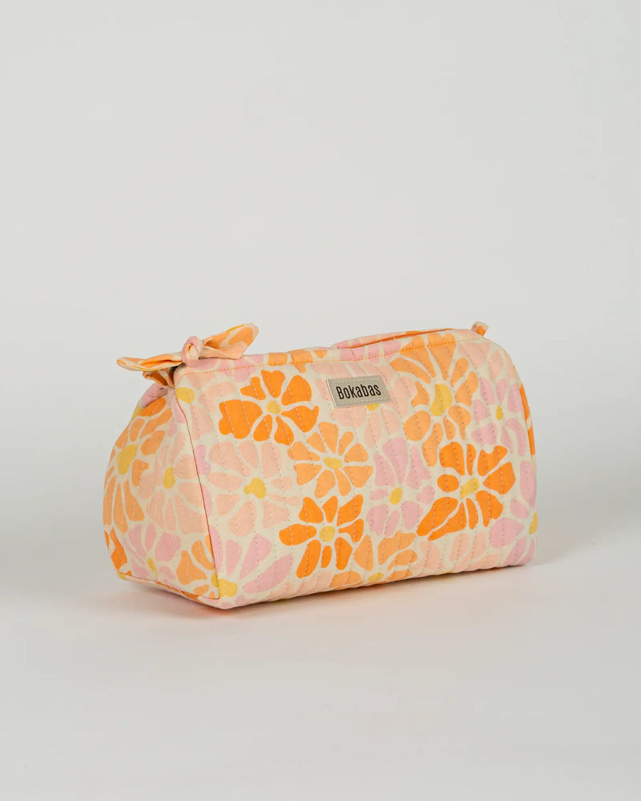 Trousse de toilette matelassée en coton Bokabas, imprimé Peachy fleuri orange, vue de trois-quarts