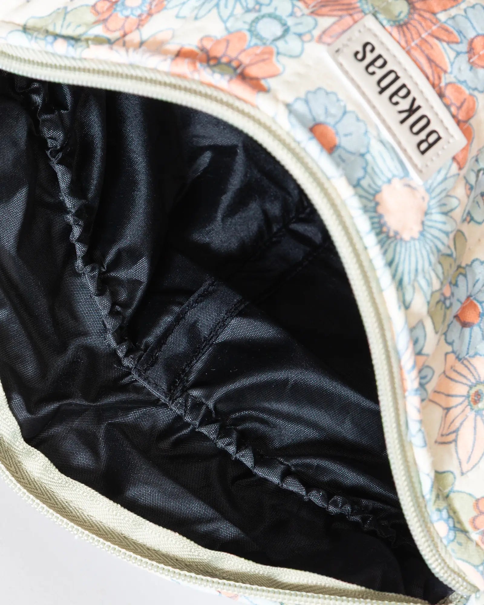 Trousse de toilette matelassée en coton Bokabas, imprimé Rétro liberty vert, bleu et orange, vue de l'intérieur