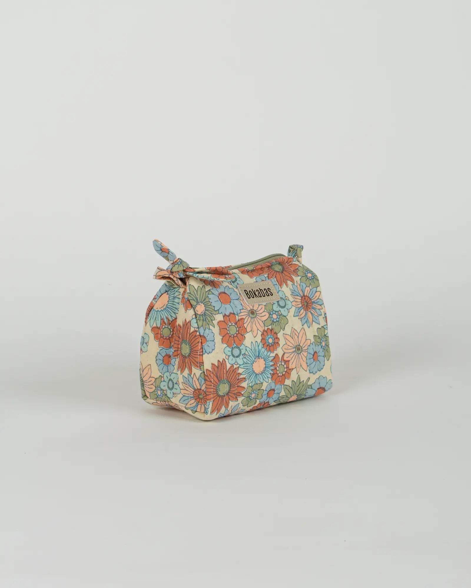 Trousse de toilette matelassée en coton Bokabas, imprimé Rétro liberty vert, bleu et orange, vue de trois-quarts