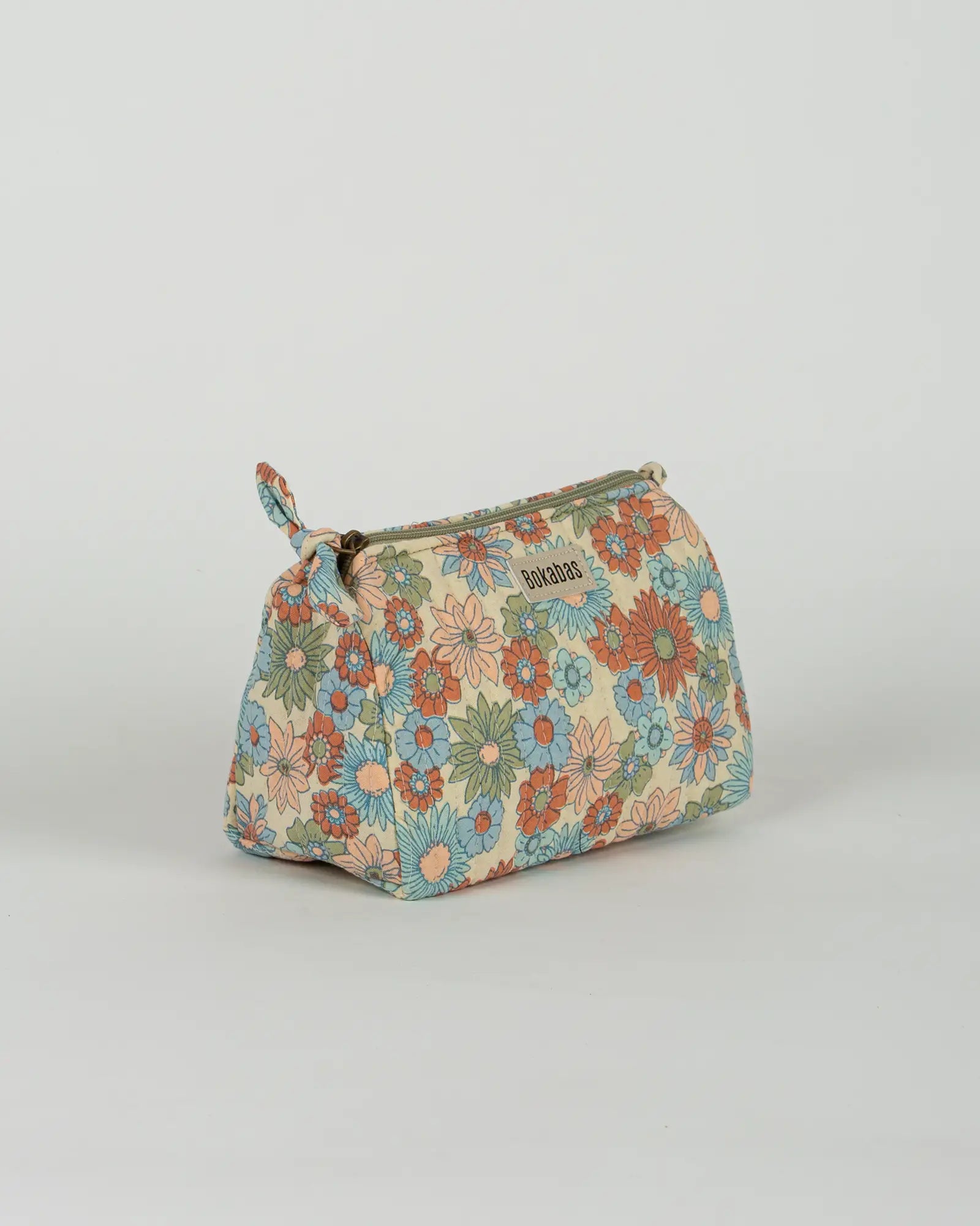 Trousse de toilette matelassée en coton Bokabas, imprimé Rétro liberty vert, bleu et orange, vue de trois-quarts