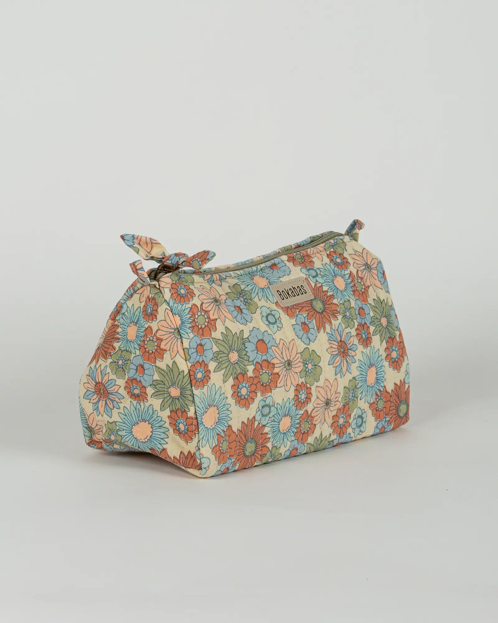 Trousse de toilette matelassée en coton Bokabas, imprimé Rétro liberty vert, bleu et orange, vue de trois-quarts