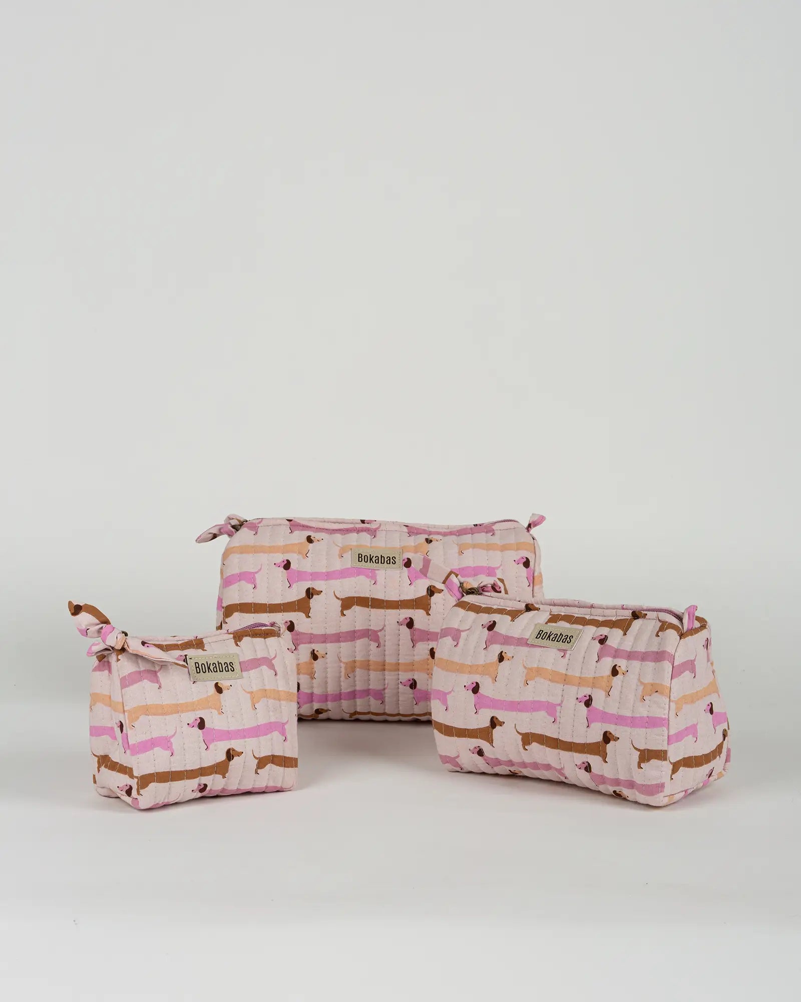Trousse de toilette matelassée en coton Bokabas, imprimé Saucisse chien teckel rose et violet, vue de face