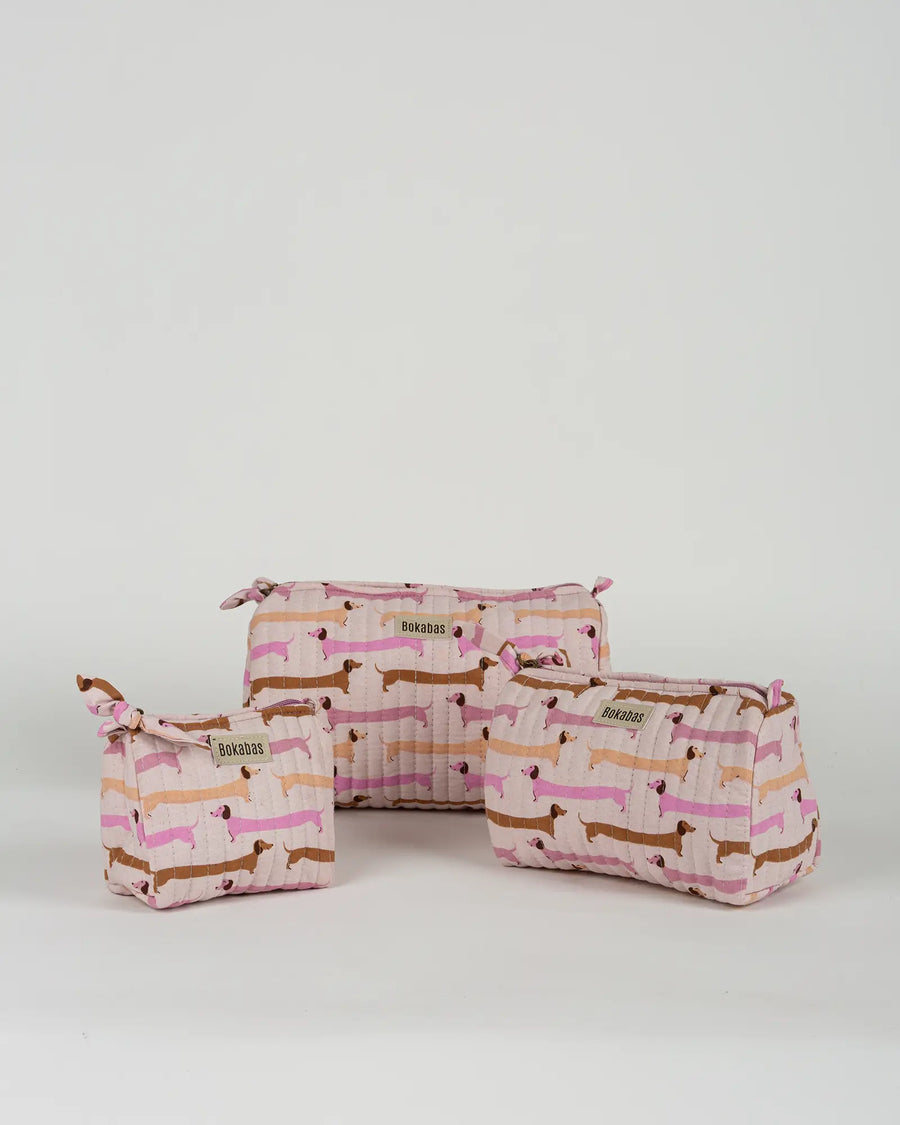 Trousse de toilette matelassée en coton Bokabas, imprimé Saucisse chien teckel rose et violet, vue de face