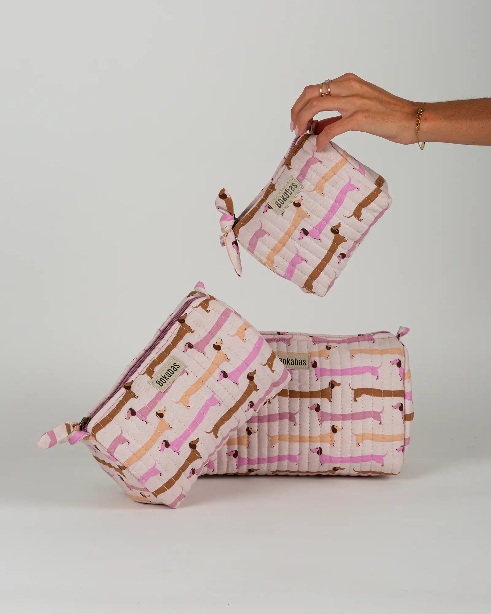 Trousse de toilette matelassée en coton Bokabas, imprimé Saucisse chien teckel rose et violet, vue de face