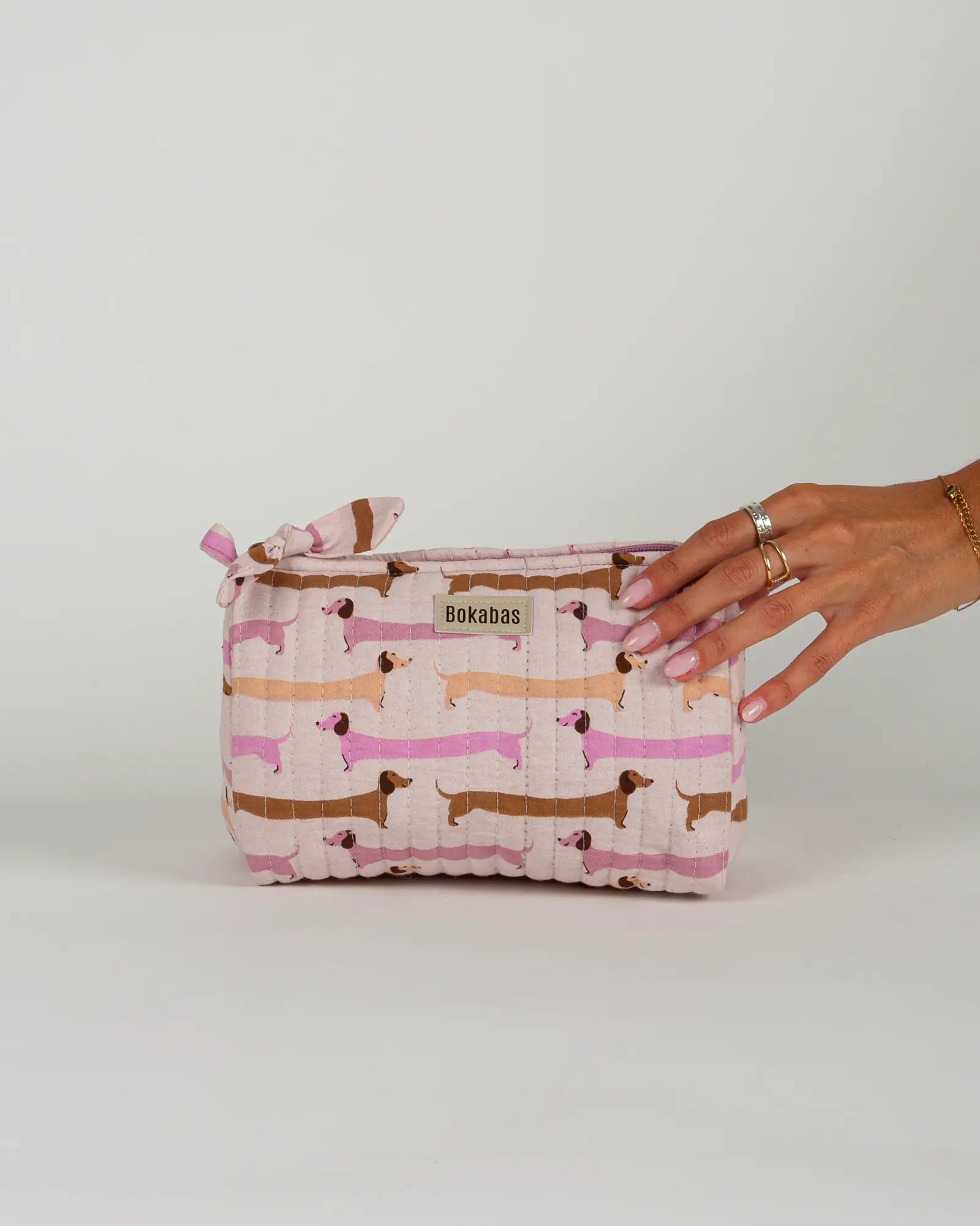 Trousse de toilette matelassée en coton Bokabas, imprimé Saucisse chien teckel rose et violet, vue de face