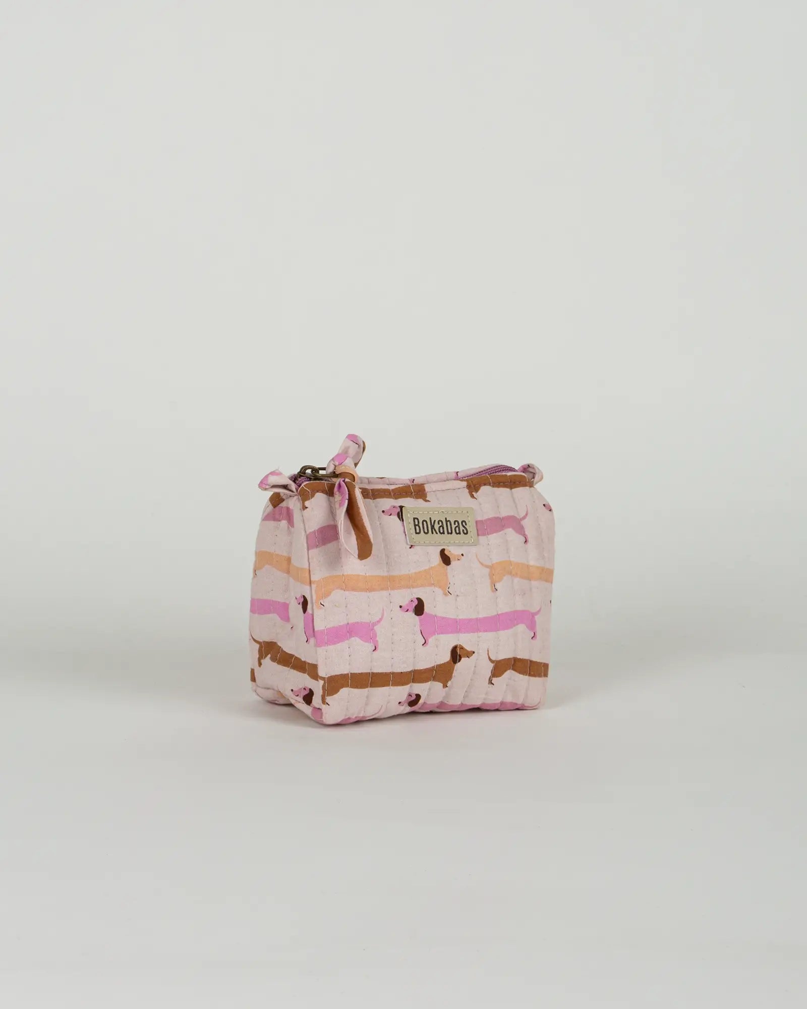 Trousse de toilette matelassée en coton Bokabas, imprimé Saucisse chien teckel rose et violet, vue de trois-quarts
