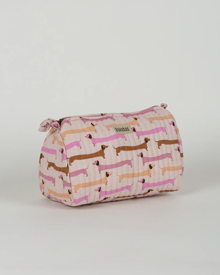Trousse de toilette matelassée en coton Bokabas, imprimé Saucisse chien teckel rose et violet, vue de trois-quarts