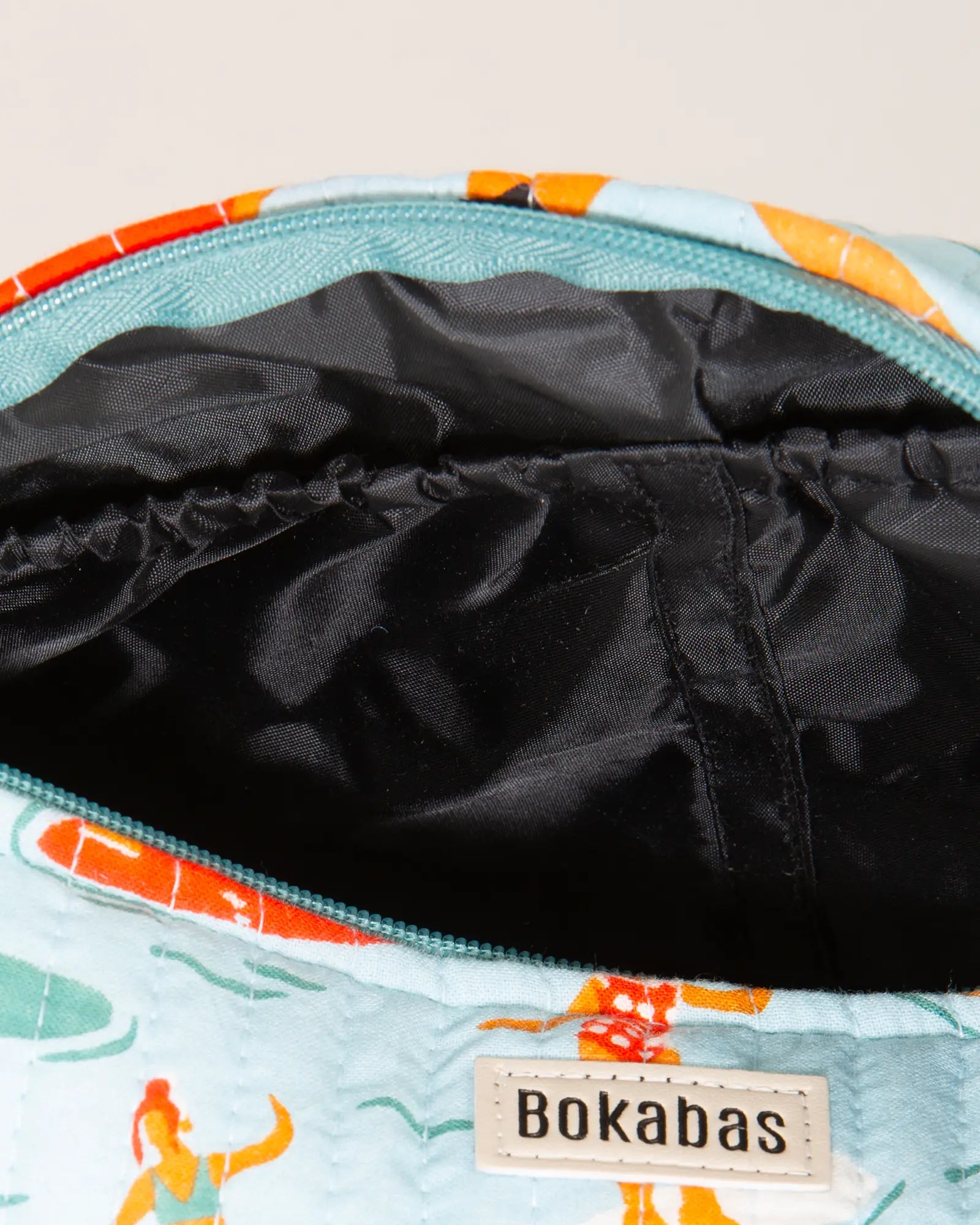 Trousse de toilette matelassée en coton Bokabas, imprimé Surf bleu, vue de l'intérieur