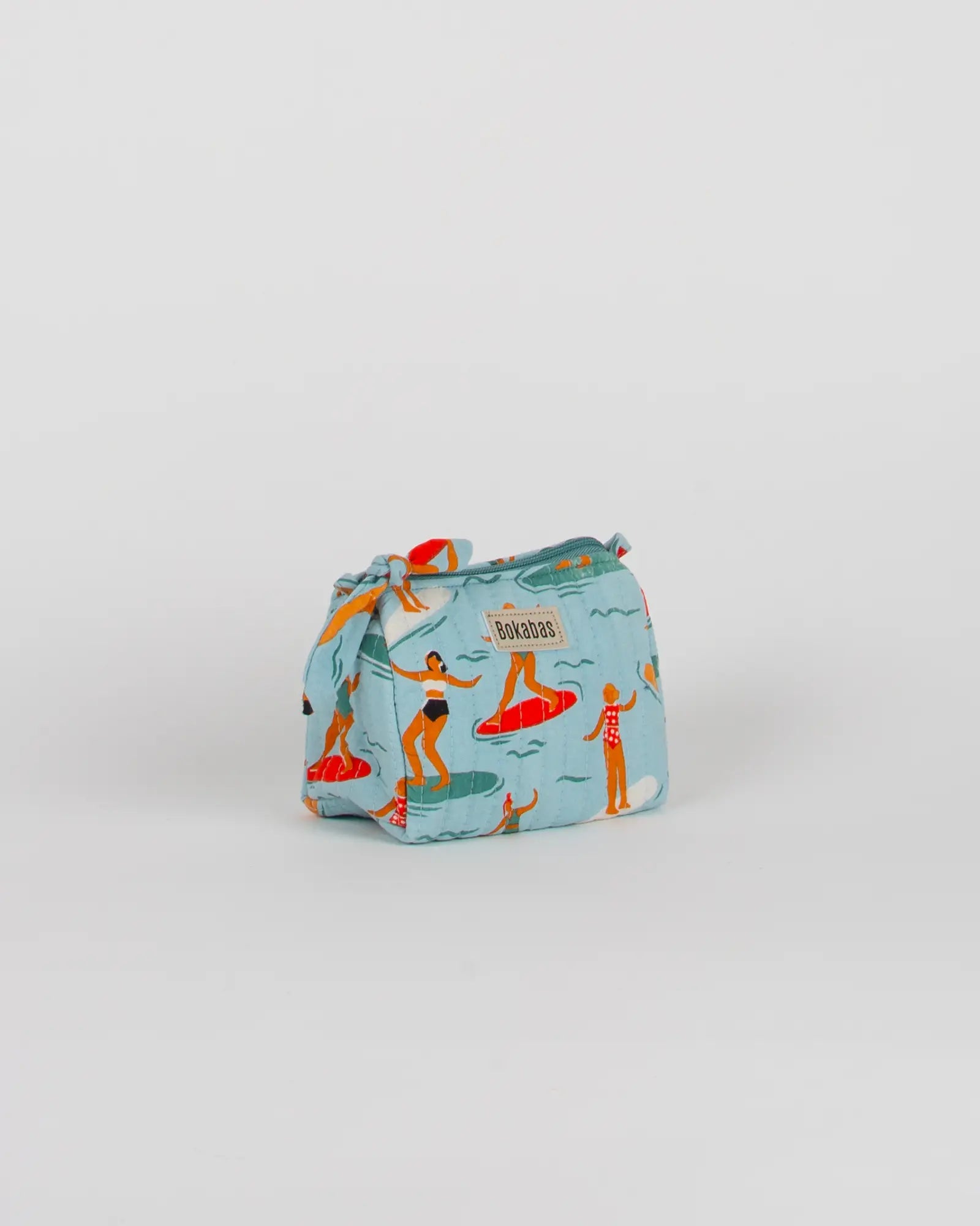 Trousse de toilette matelassée en coton Bokabas, imprimé Surf bleu, vue de trois-quarts