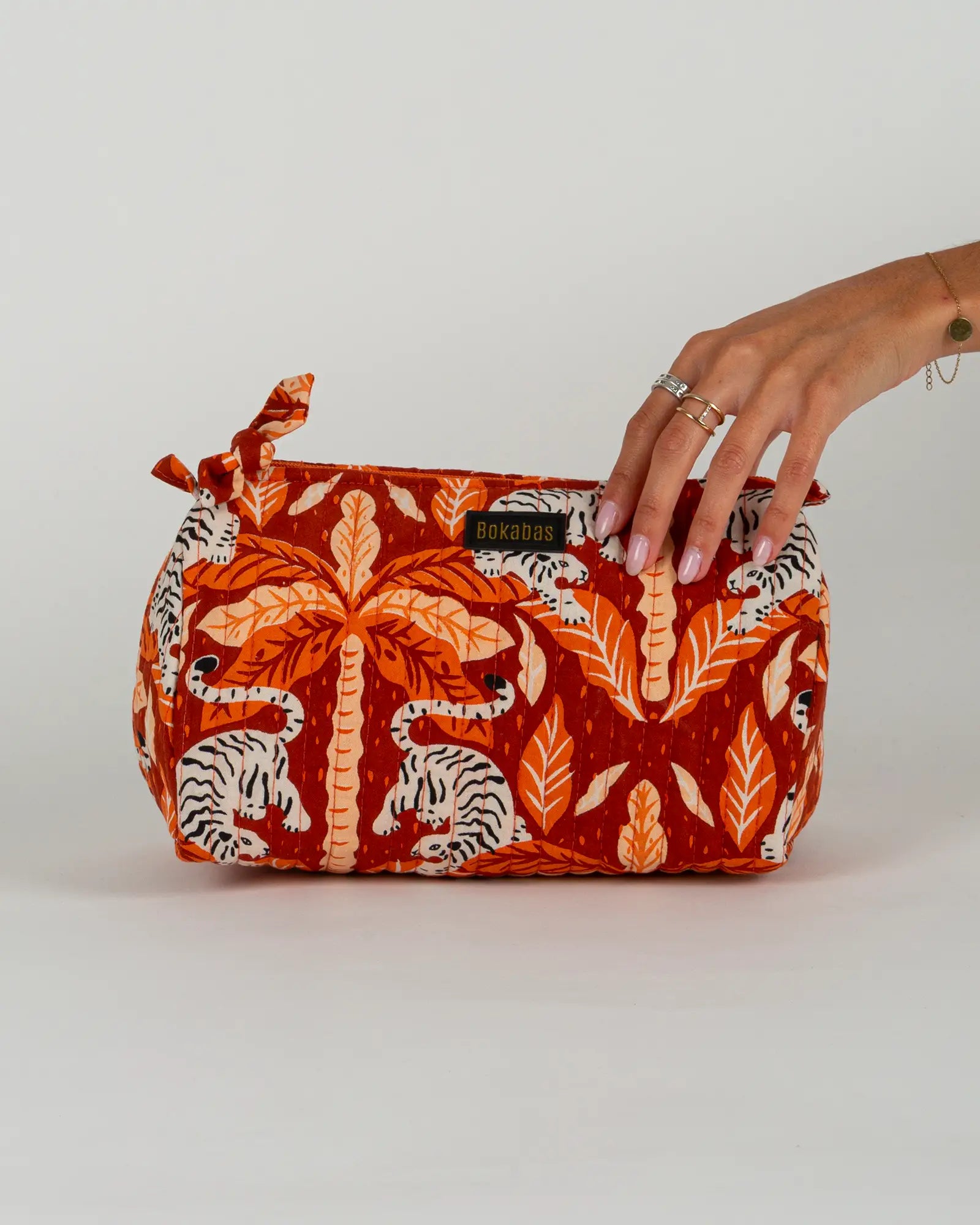 Trousse de toilette matelassée en coton Bokabas, imprimé Tropique palmier et guépard orange, vue de face