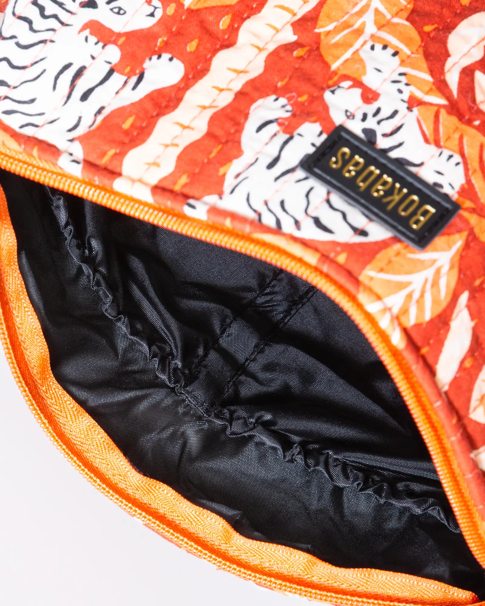Trousse de toilette matelassée en coton Bokabas, imprimé Tropique palmier et guépard orange, vue de l'intérieur