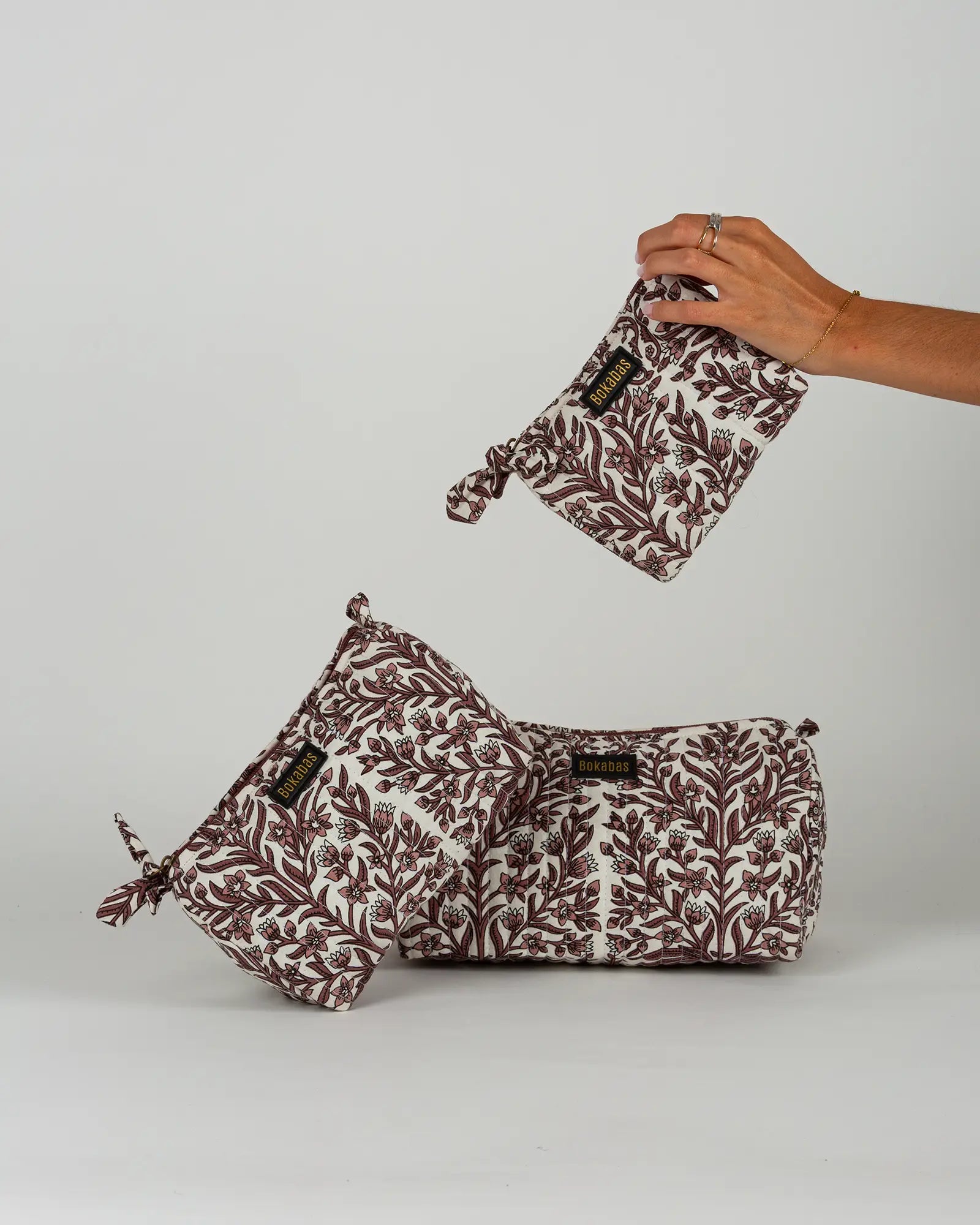 Trousse de toilette matelassée en coton Bokabas, imprimé Vale fleuri marron et blanc, vue de face