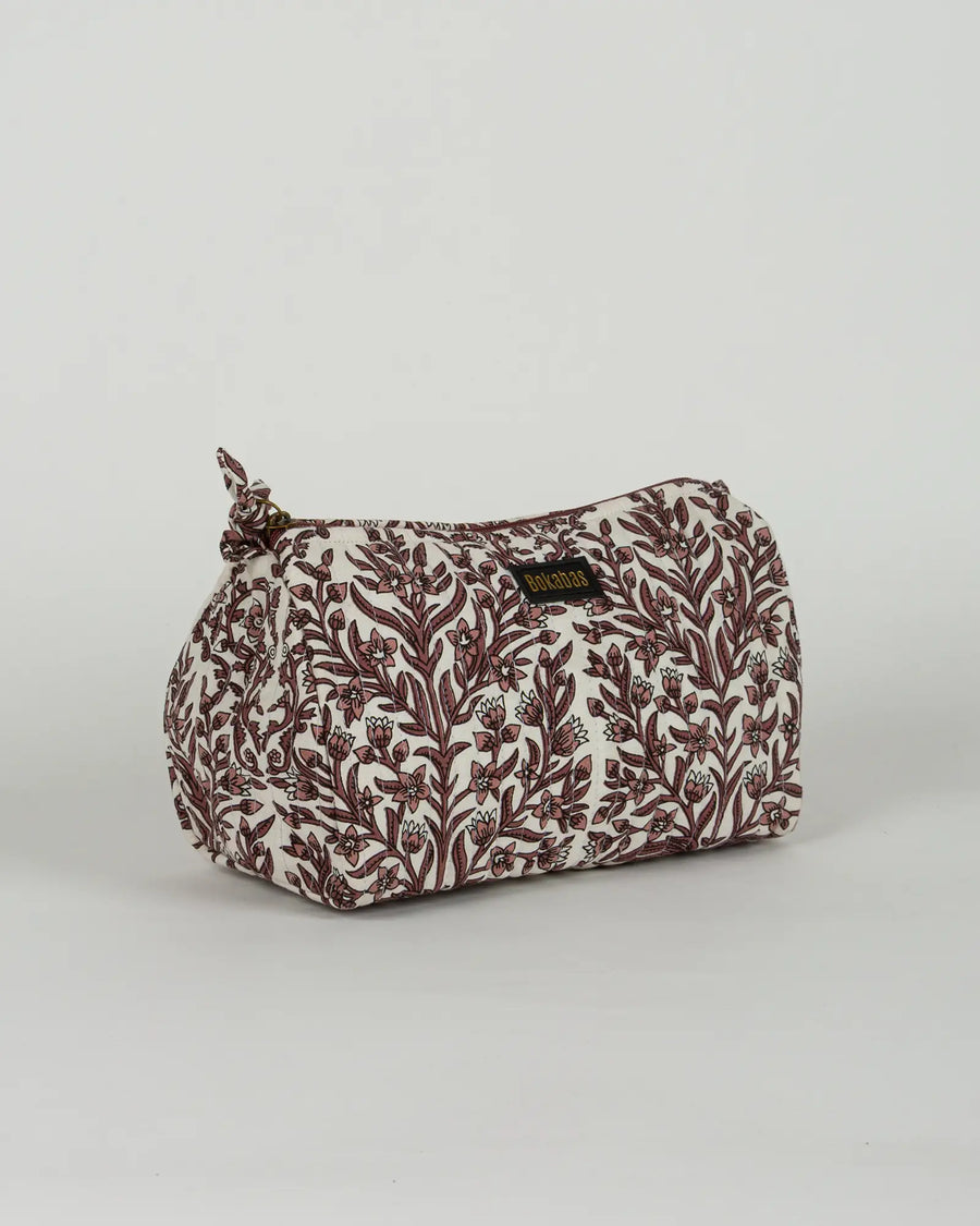 Trousse de toilette matelassée en coton Bokabas, imprimé Vale fleuri marron et blanc, vue de trois-quarts