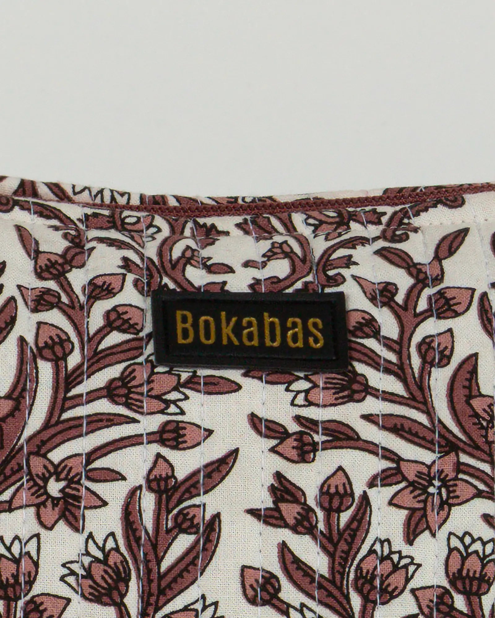 Trousse de toilette matelassée en coton Bokabas, imprimé Vale fleuri marron et blanc, zoom sur la matière