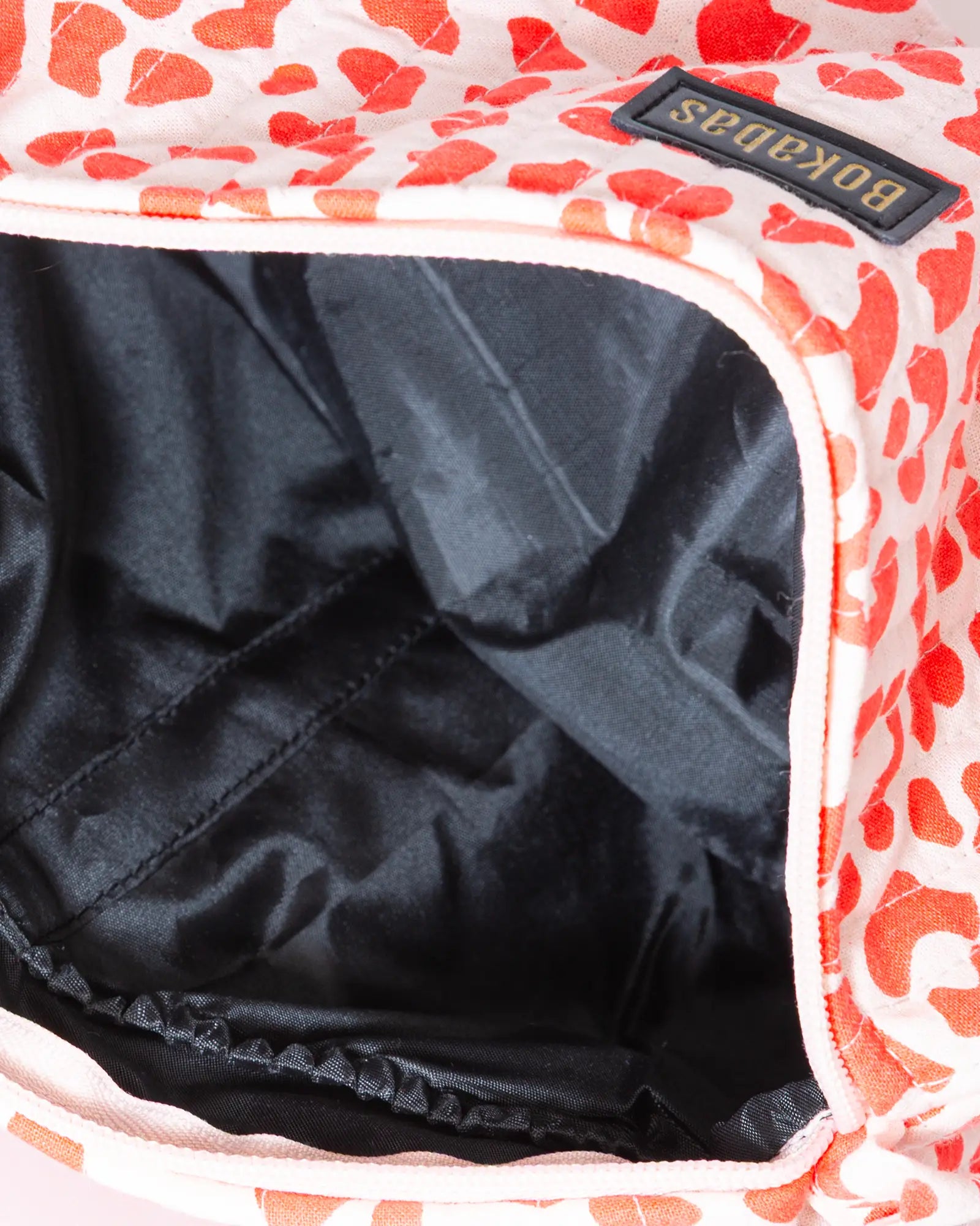 Trousse de toilette matelassée en coton Bokabas, imprimé Valentine léopard rouge et rose, vue de l'intérieur