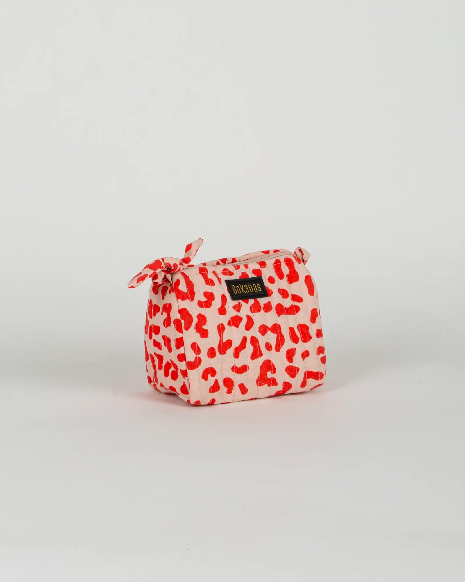 Trousse de toilette matelassée en coton Bokabas, imprimé Valentine léopard rouge et rose, vue de trois-quarts