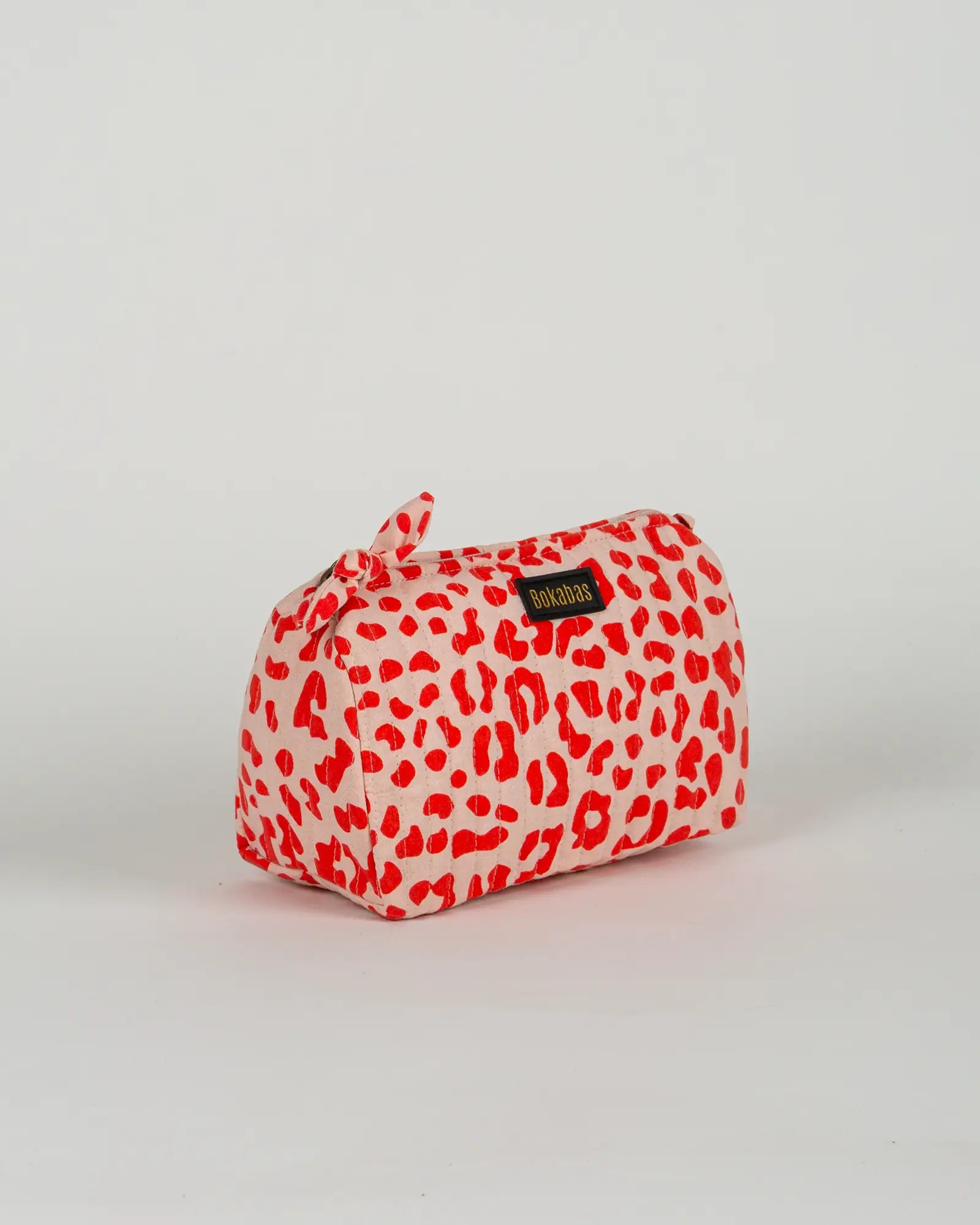 Trousse de toilette matelassée en coton Bokabas, imprimé Valentine léopard rouge et rose, vue de trois-quarts