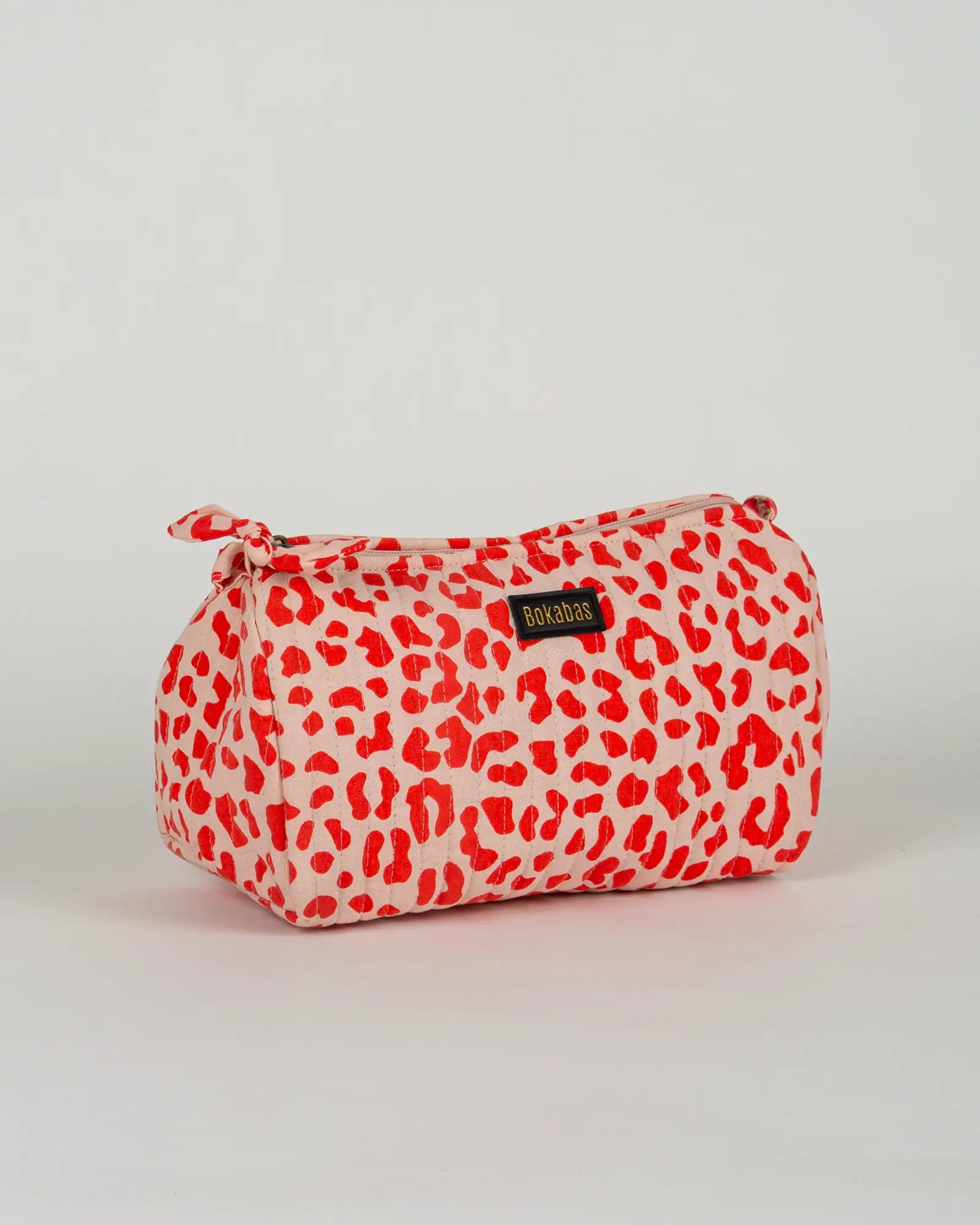 Trousse de toilette matelassée en coton Bokabas, imprimé Valentine léopard rouge et rose, vue de trois-quarts