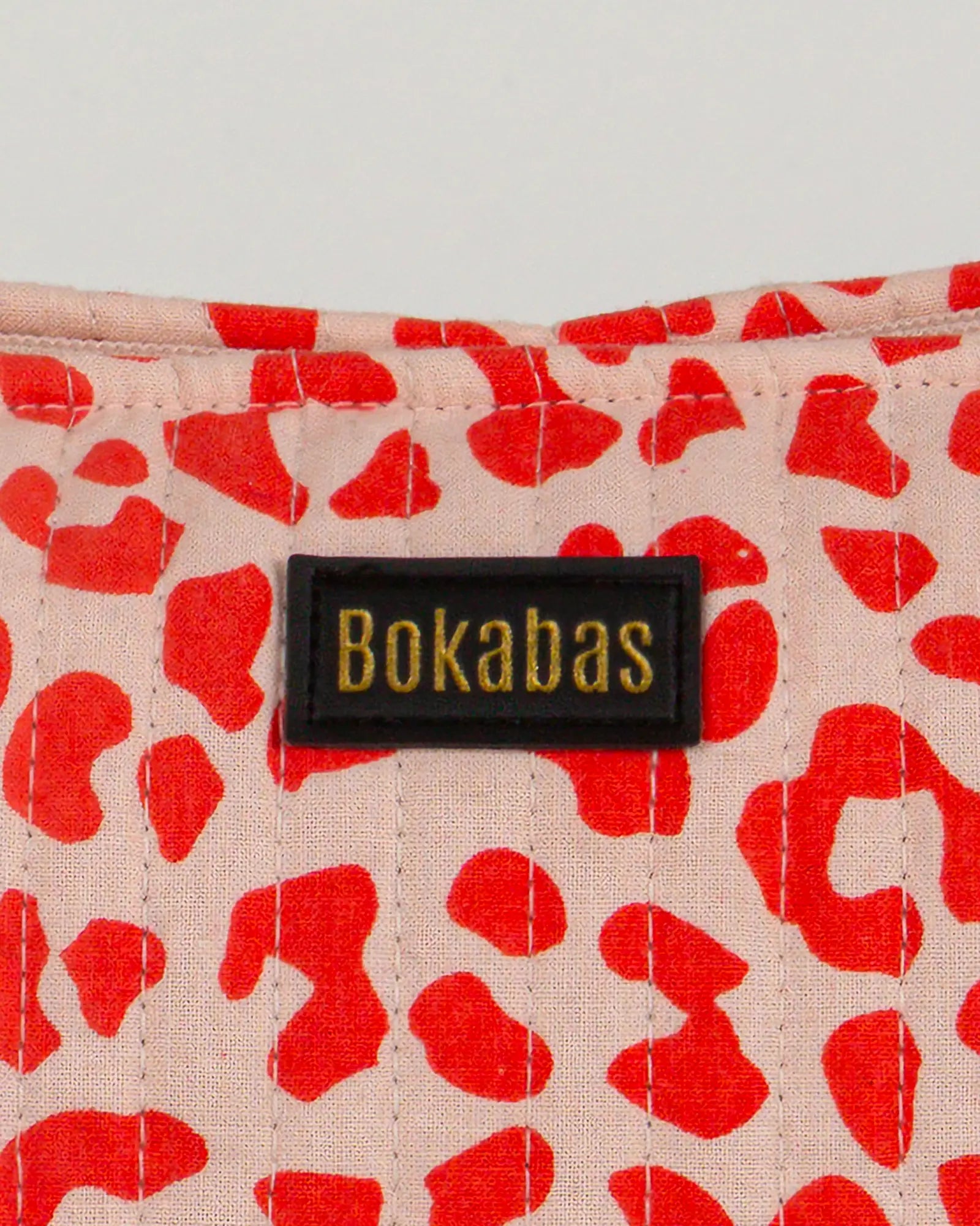 Trousse de toilette matelassée en coton Bokabas, imprimé Valentine léopard rouge et rose, zoom sur la matière
