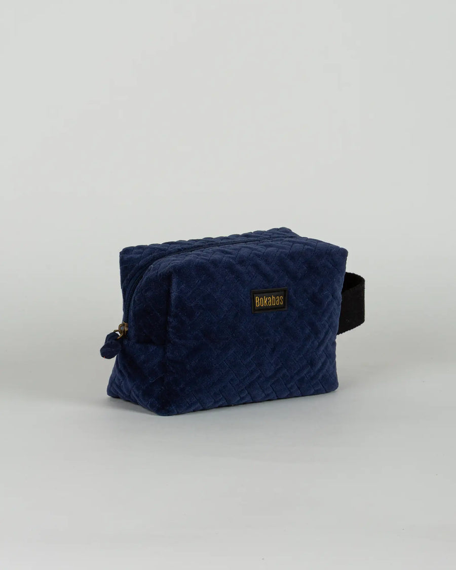 Trousse de toilette en velours côtelé Bokabas, bleu marine, vue de trois-quarts