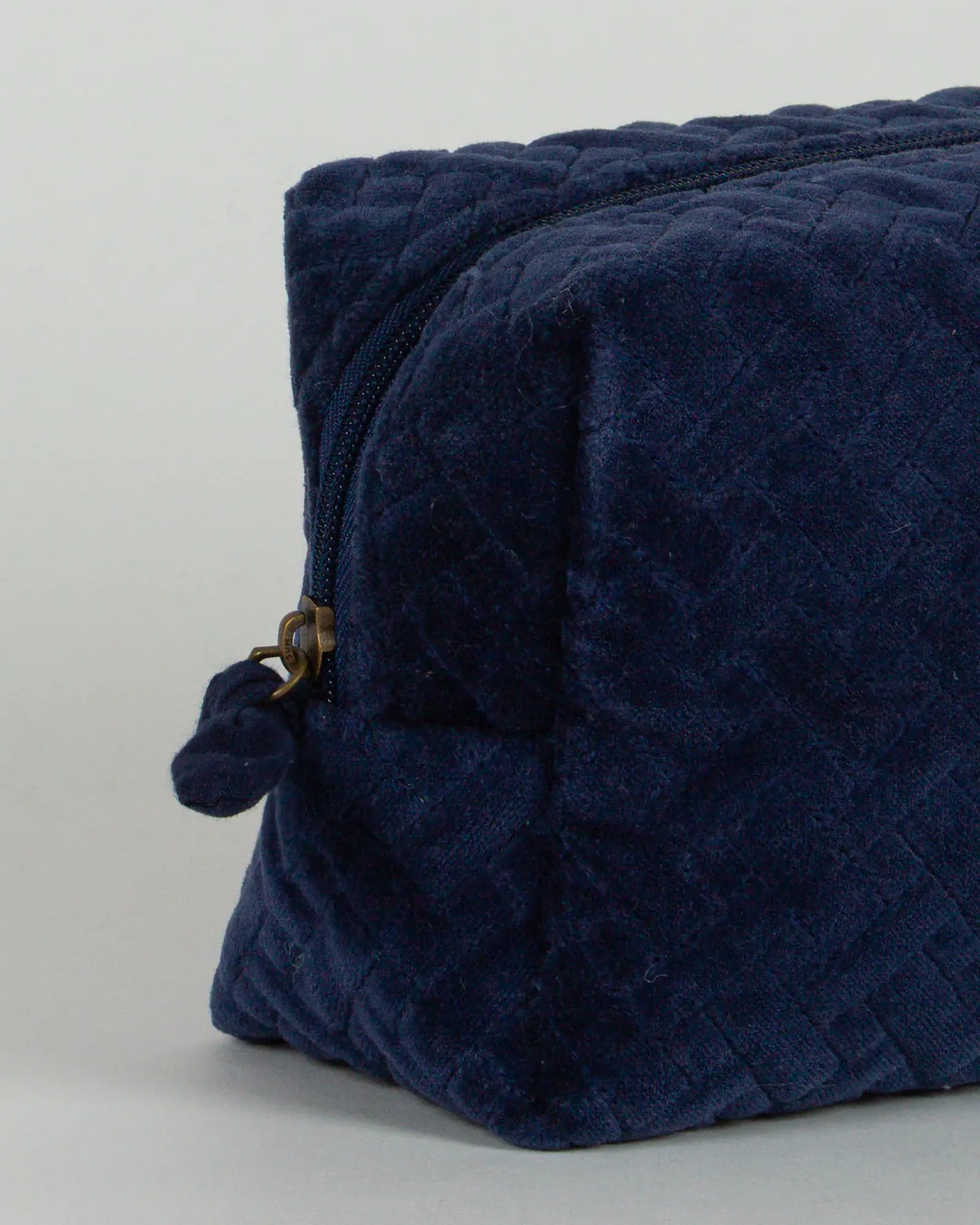 Trousse de toilette en velours côtelé Bokabas, bleu marine, zoom sur la matière