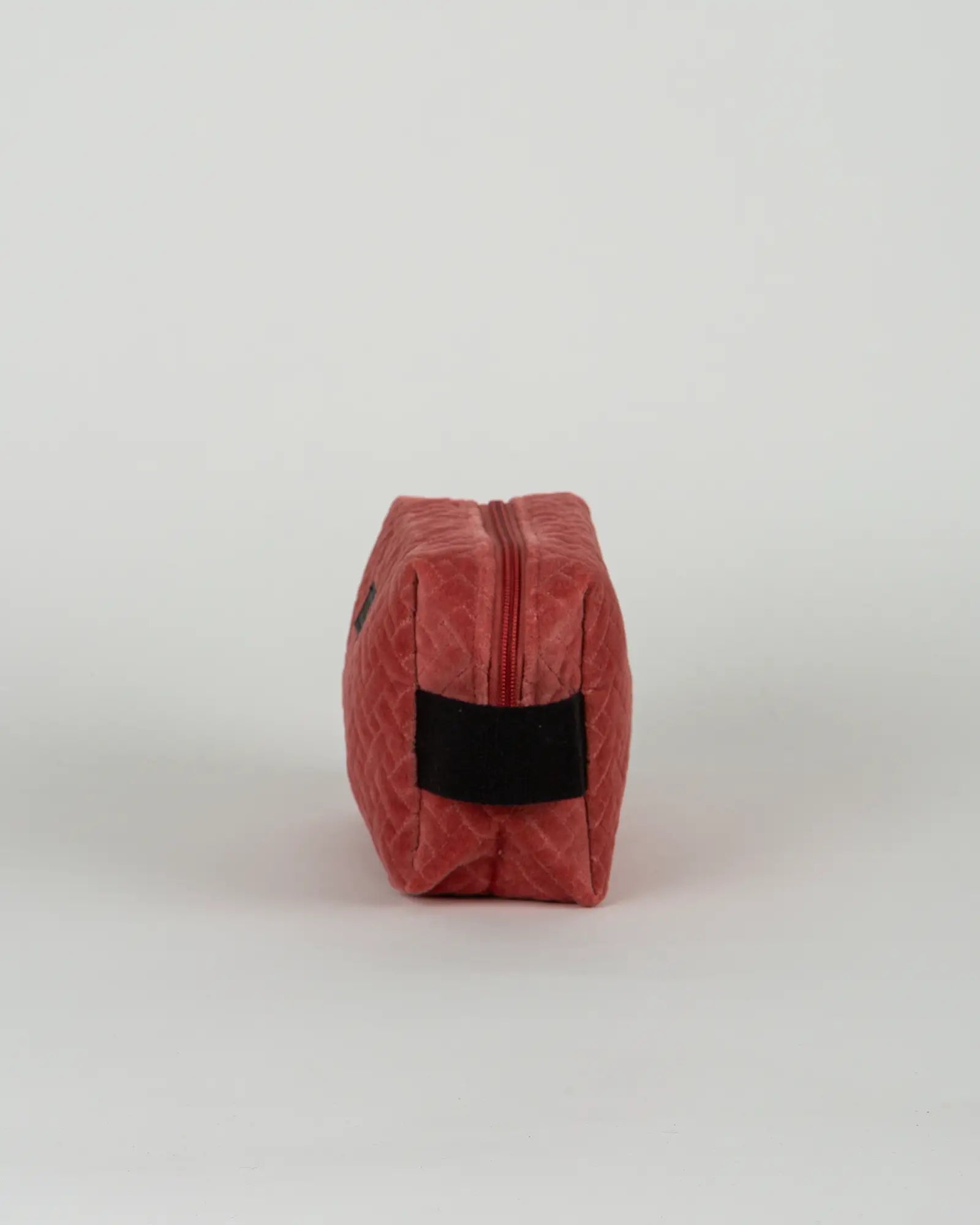 Trousse de toilette en velours côtelé Bokabas, rose framboise, vue de profil