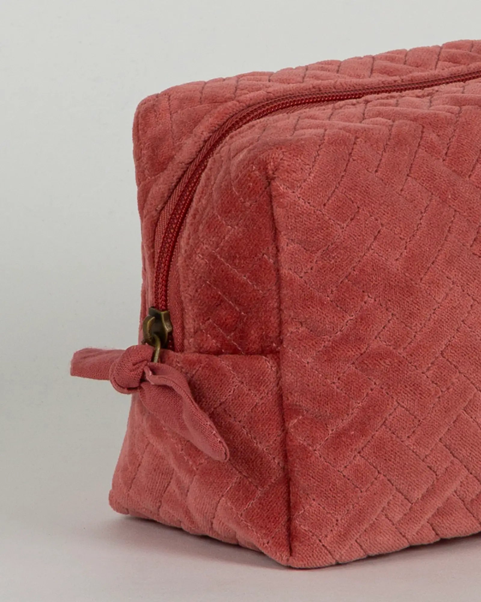 Trousse de toilette en velours côtelé Bokabas, rose framboise, zoom sur la matière