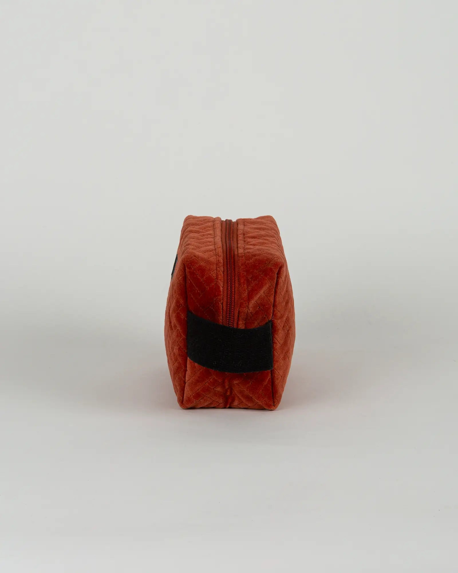 Trousse de toilette en velours côtelé Bokabas, terracotta, vue de profil