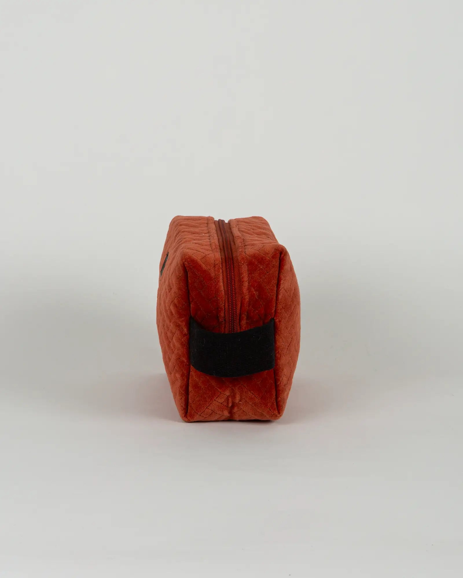 Trousse de toilette en velours côtelé Bokabas, terracotta, vue de profil
