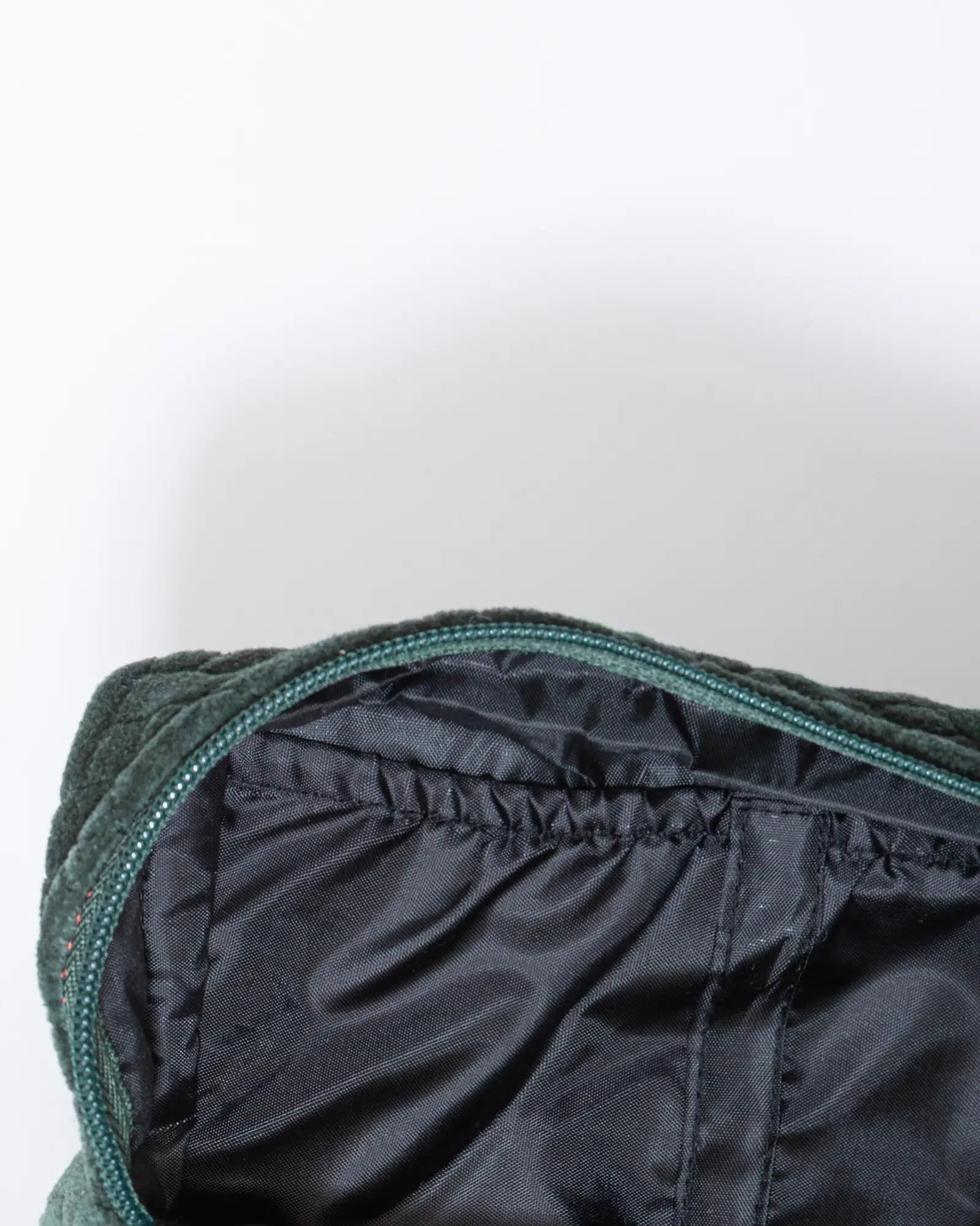 Trousse de toilette en velours côtelé Bokabas, vert kaki, vue de l'intérieur