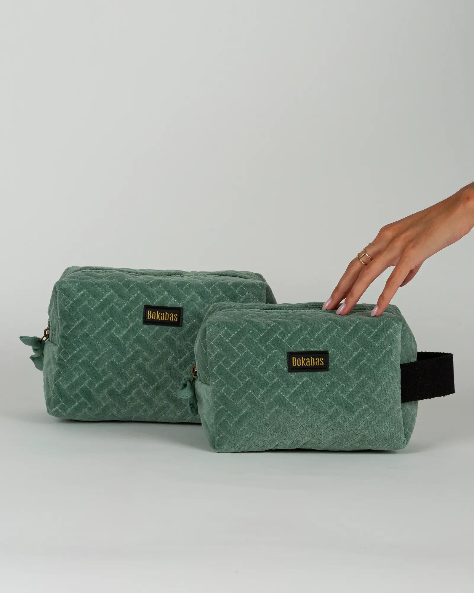 Trousse de toilette en velours côtelé Bokabas, vert sauge, vue de face