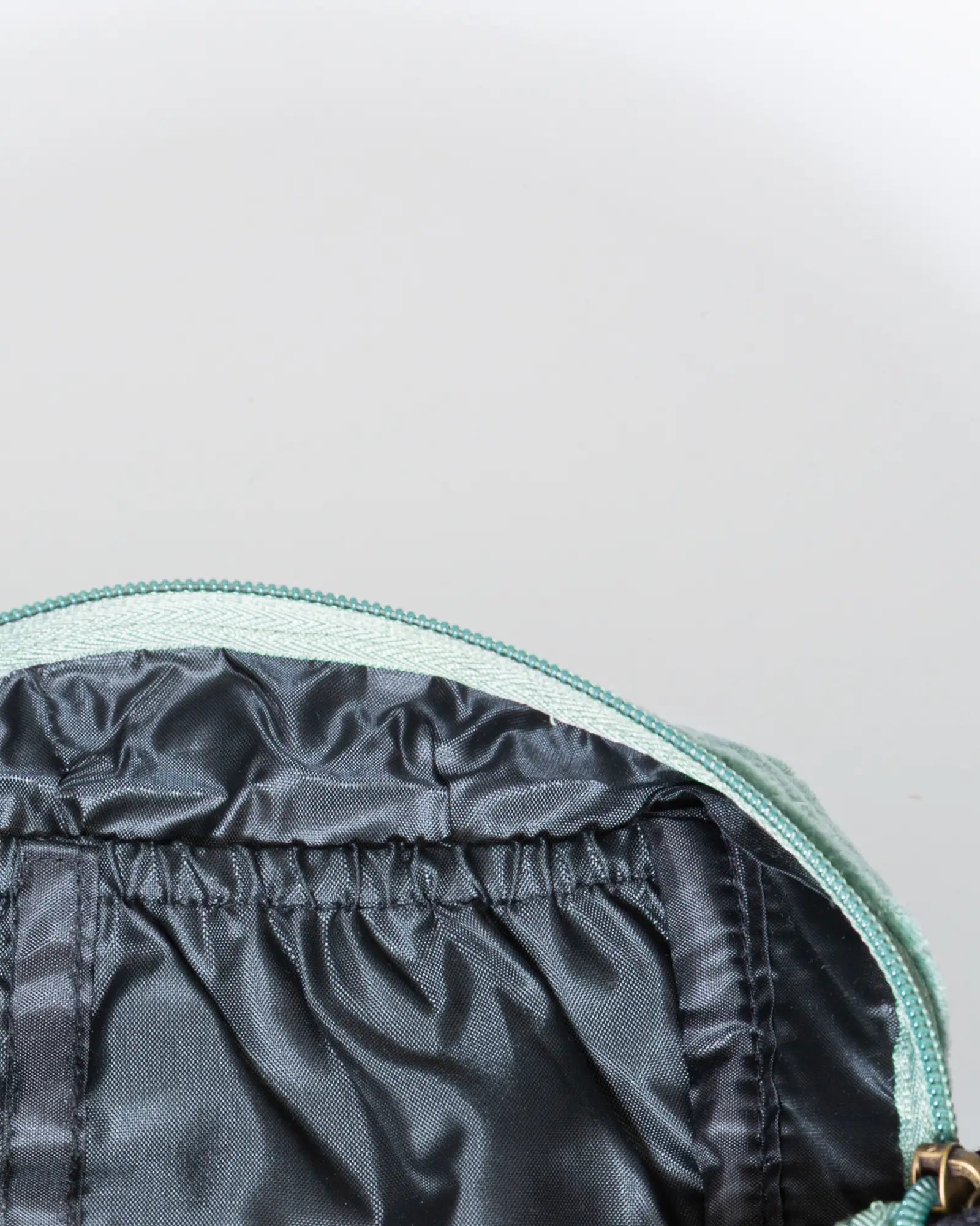 Trousse de toilette en velours côtelé Bokabas, vert sauge, vue de l'intérieur