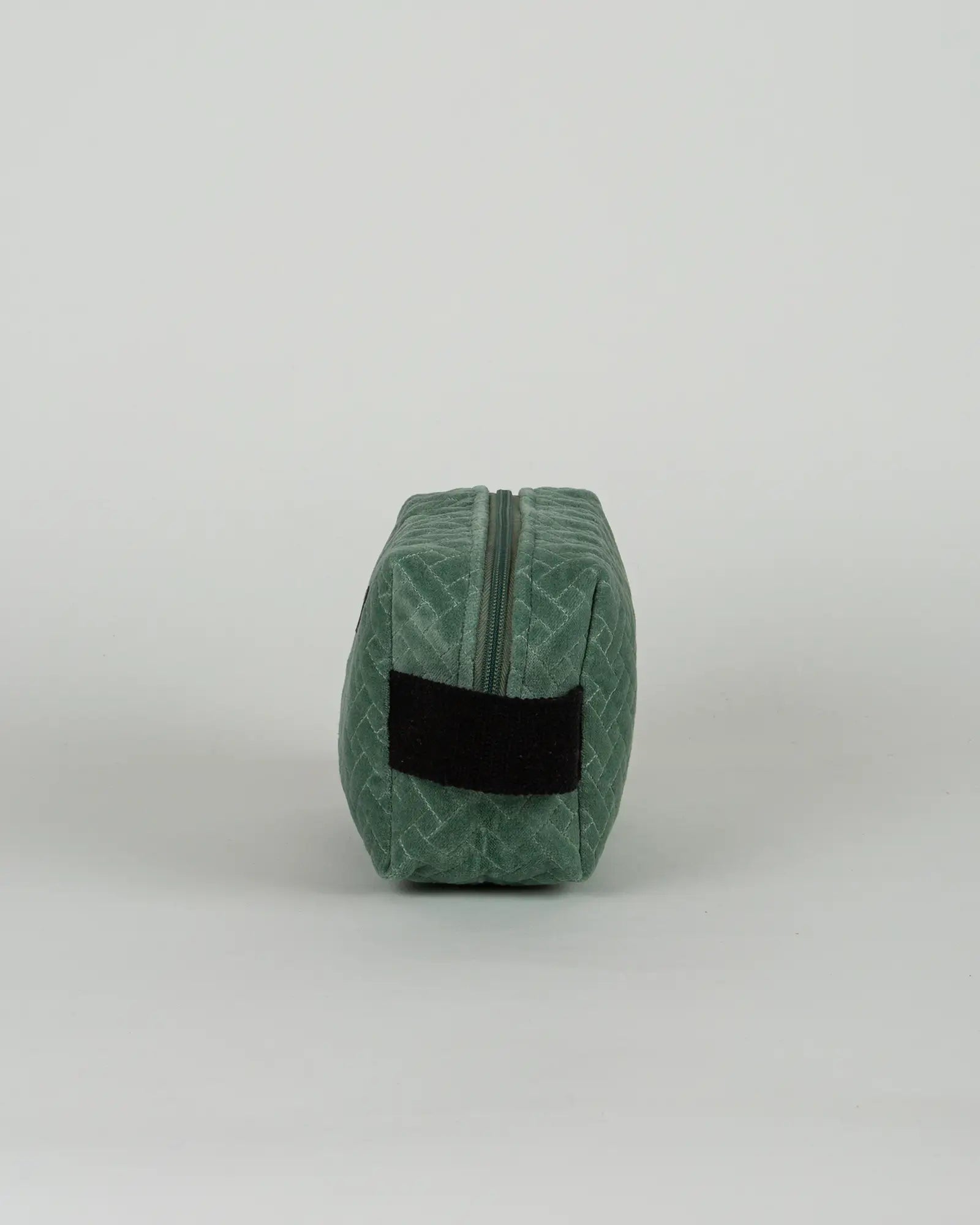 Trousse de toilette en velours côtelé Bokabas, vert sauge, vue de profil