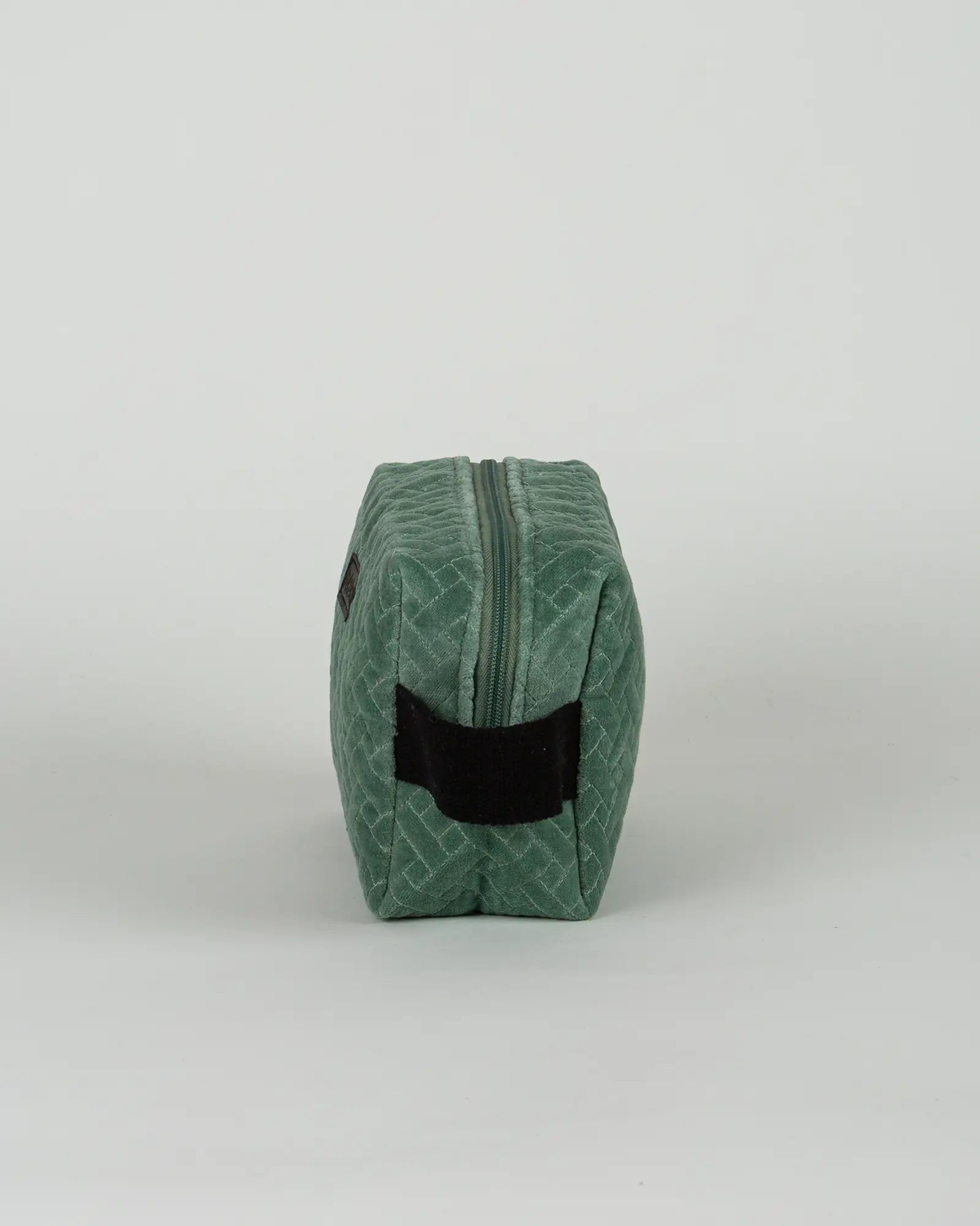 Trousse de toilette en velours côtelé Bokabas, vert sauge, vue de profil
