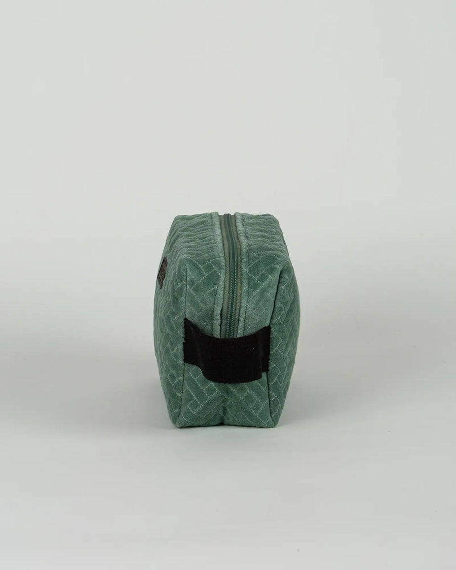 Trousse de toilette en velours côtelé Bokabas, vert sauge, vue de profil