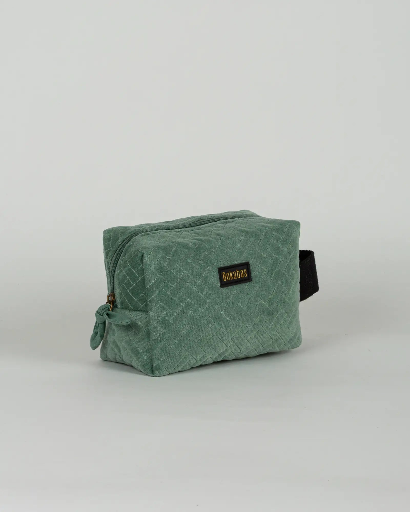 Trousse de toilette en velours côtelé Bokabas, vert sauge, vue de trois-quarts
