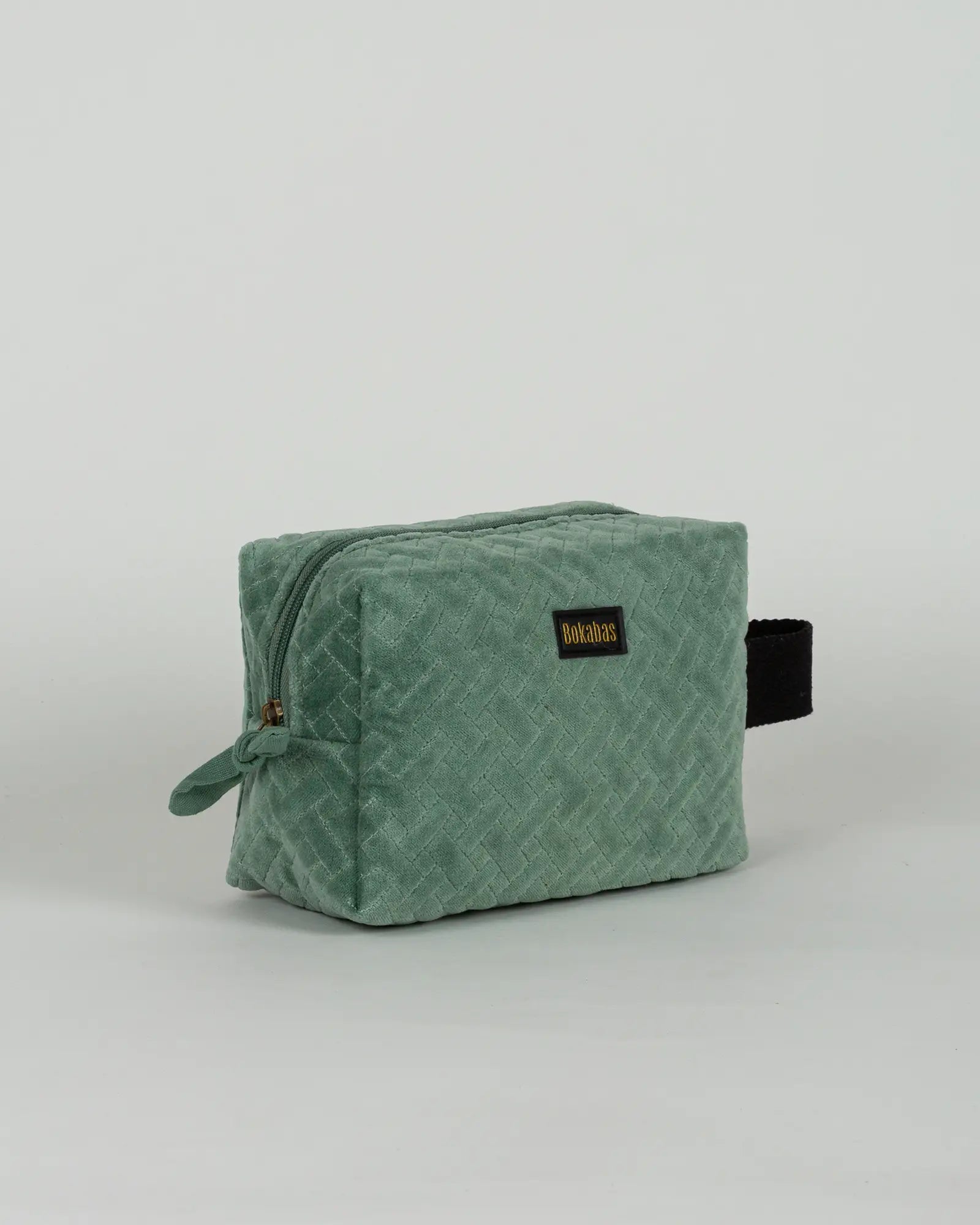 Trousse de toilette en velours côtelé Bokabas, vert sauge, vue de trois-quarts