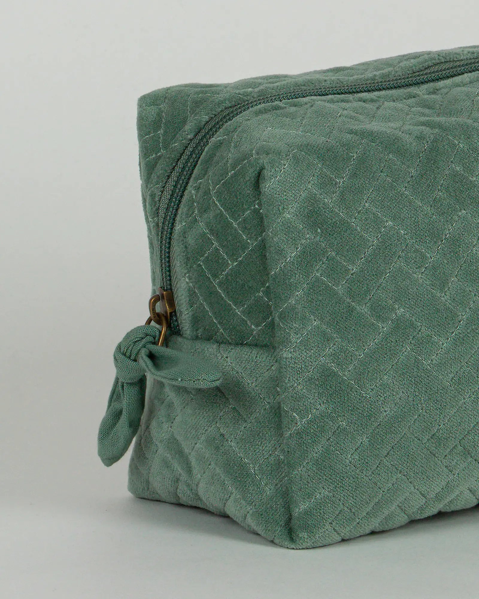 Trousse de toilette en velours côtelé Bokabas, vert sauge, zoom sur la matière