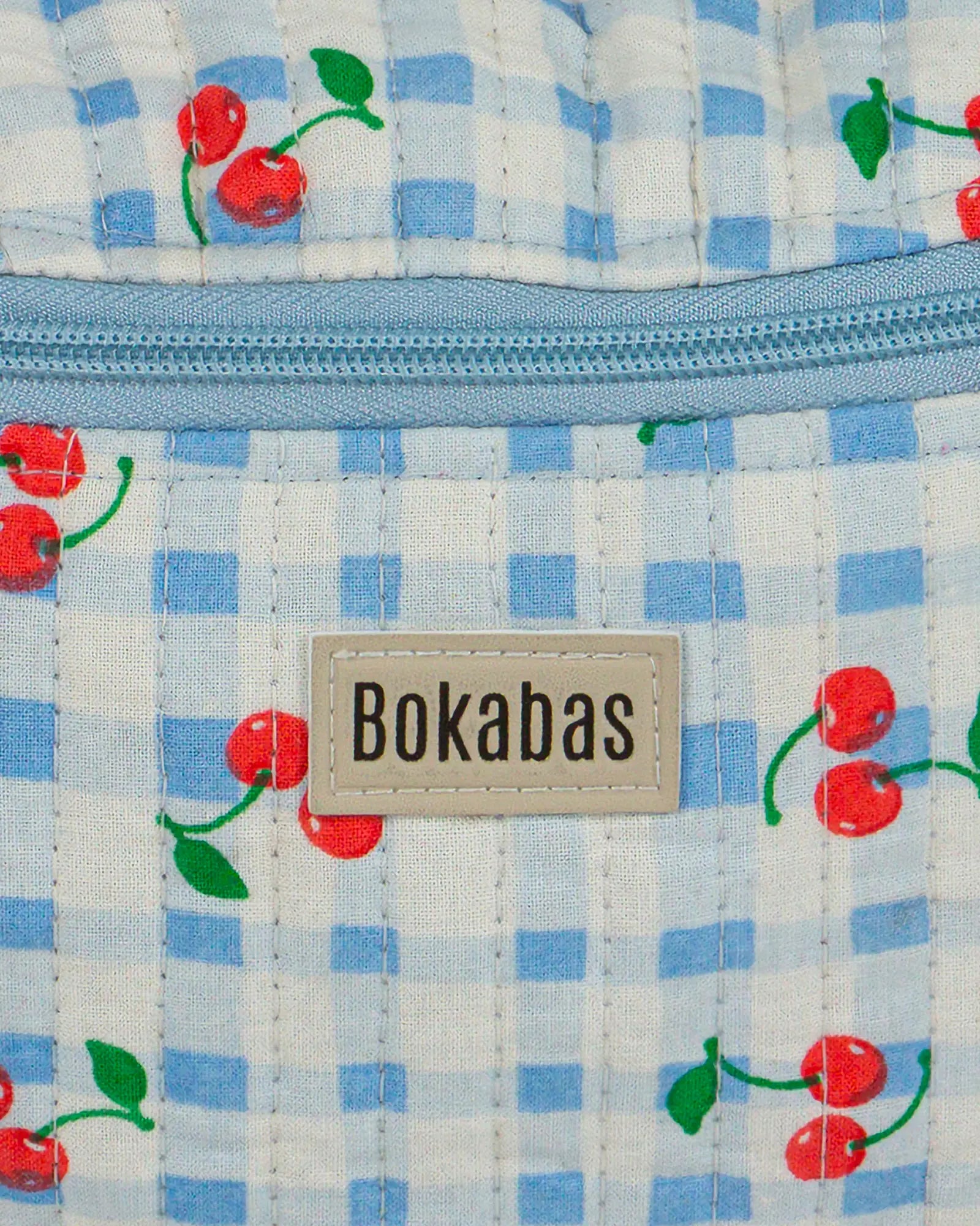 Trousse vanity maquillage matelassée Bokabas, imprimé Cerise vichy bleu, zoom sur la matière