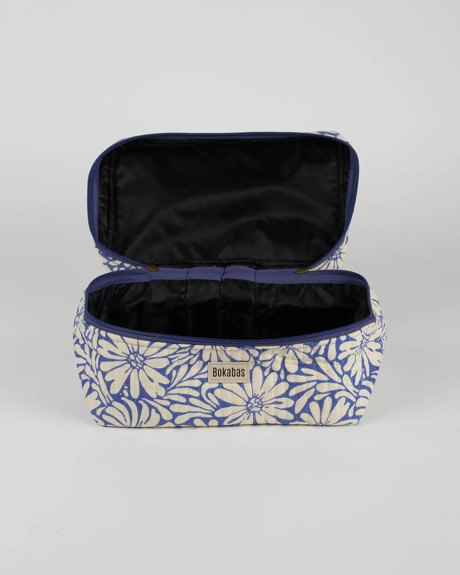 Trousse vanity maquillage matelassée Bokabas, imprimé Daisy fleuri bleu et beige, vue de l'intérieur