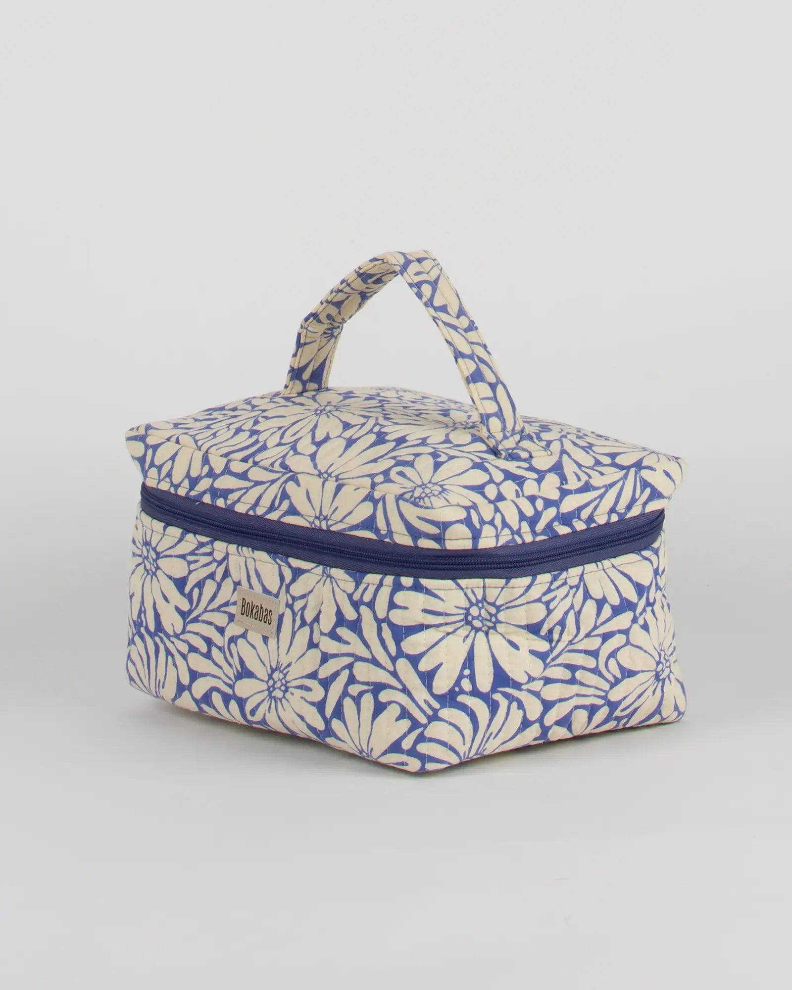 Trousse vanity maquillage matelassée Bokabas, imprimé Daisy fleuri bleu et beige, vue de trois-quarts