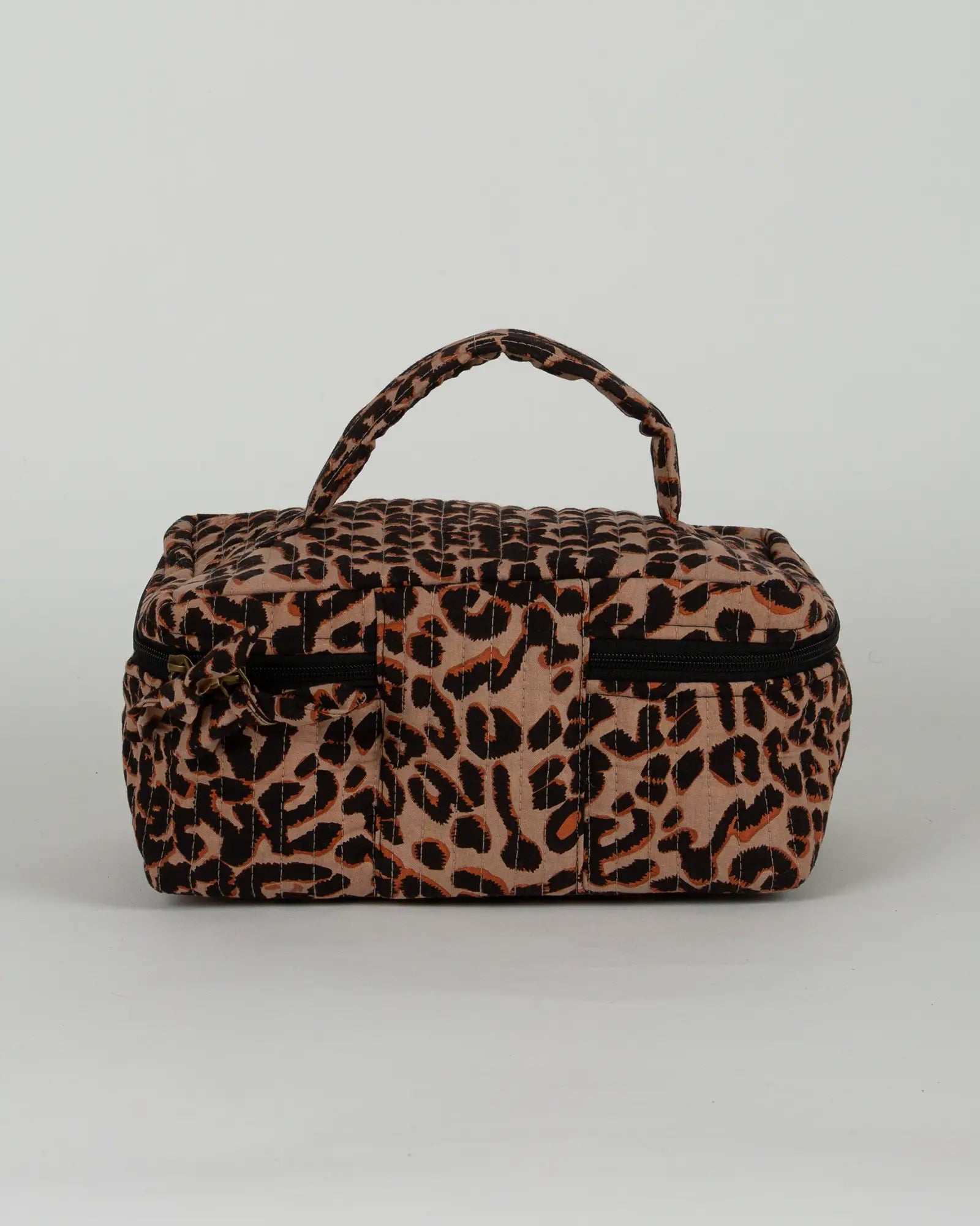 Trousse vanity maquillage matelassée Bokabas, imprimé léopard noir et marron, vue de dos