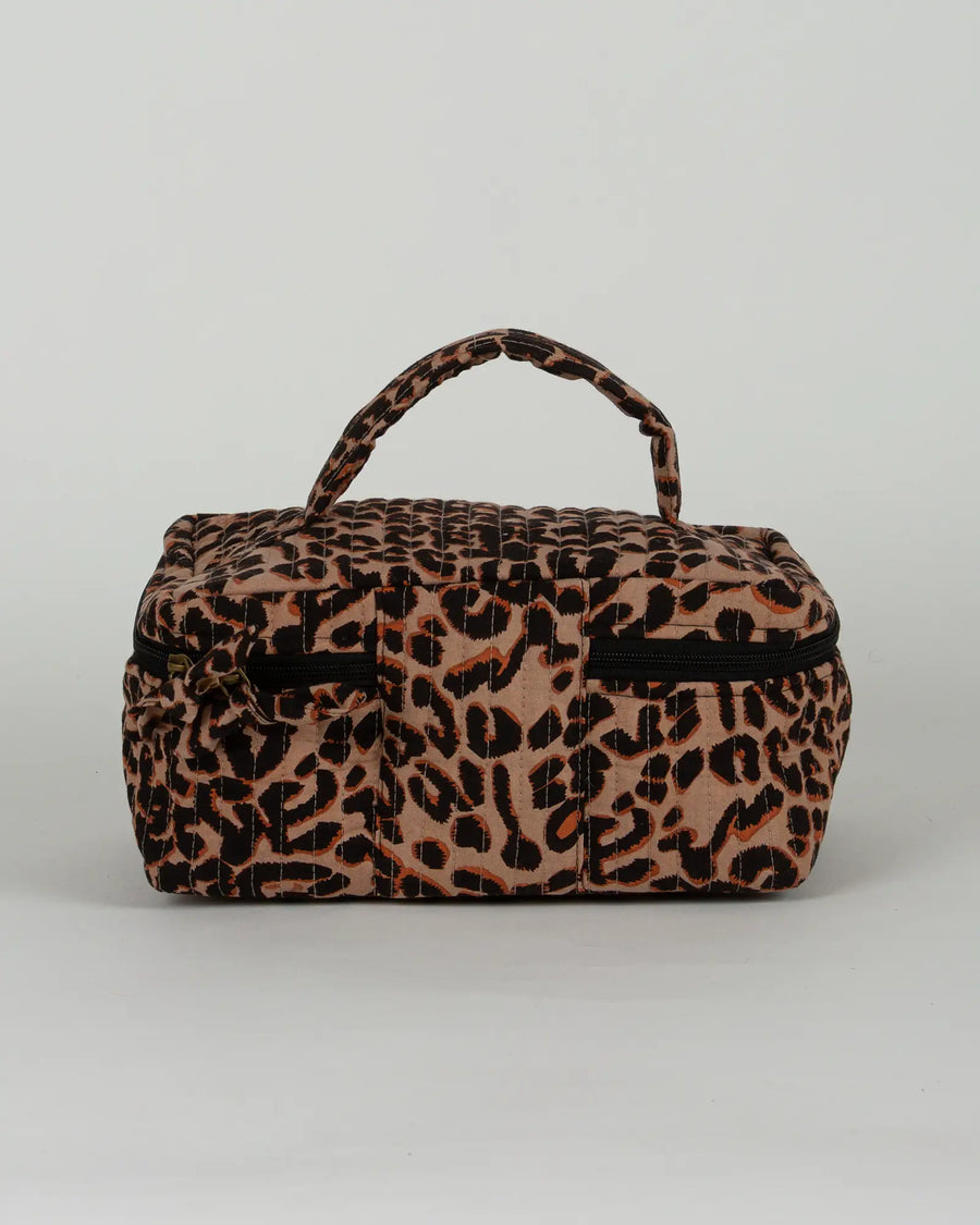 Trousse vanity maquillage matelassée Bokabas, imprimé léopard noir et marron, vue de dos