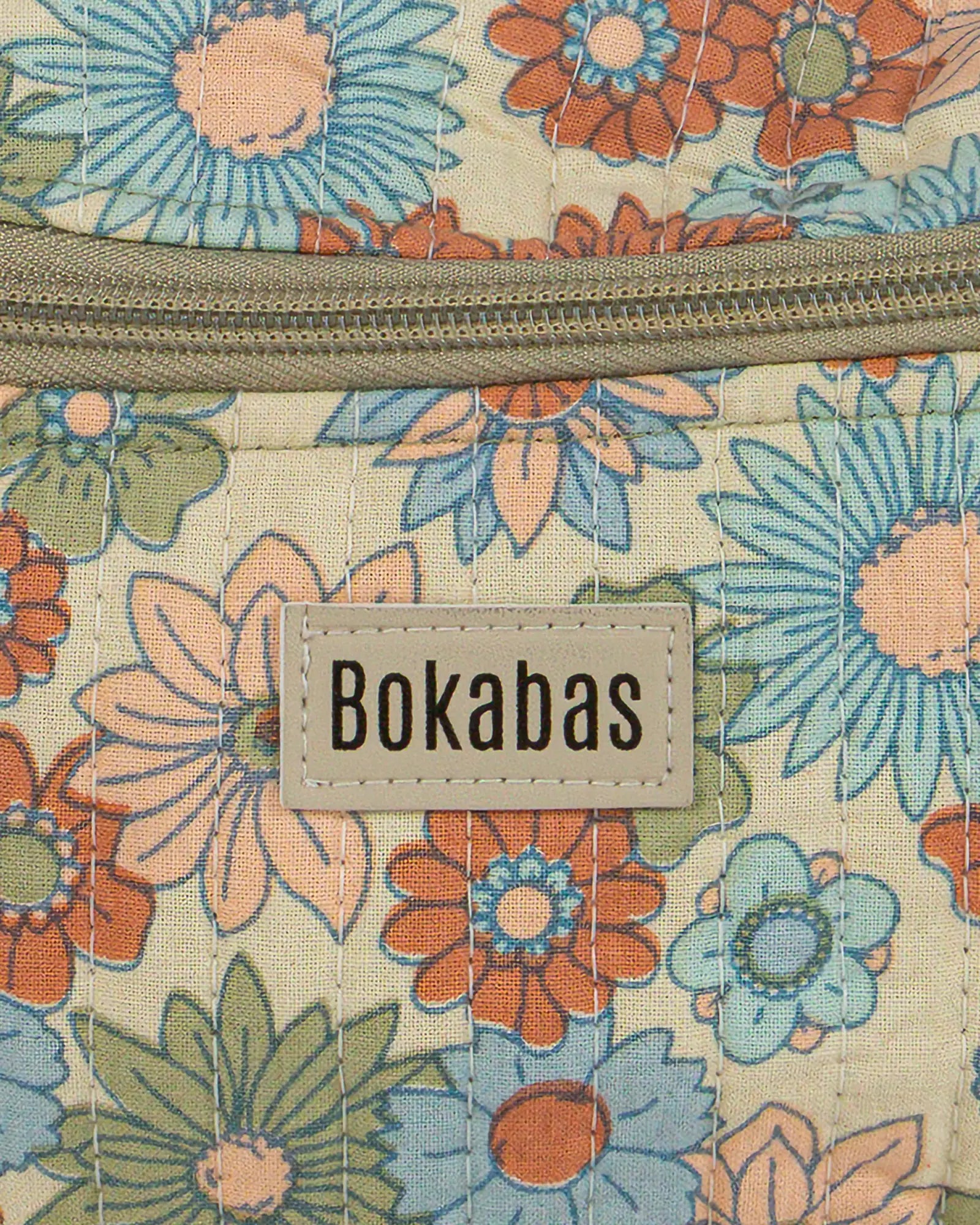 Trousse vanity maquillage matelassée Bokabas, imprimé Rétro liberty vert, bleu et orange, zoom sur la matière