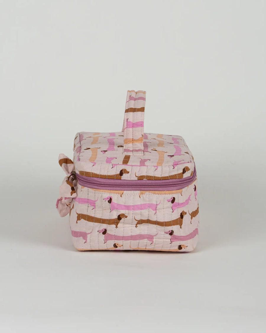 Trousse vanity maquillage matelassée Bokabas, imprimé Saucisse chien teckel rose et violet, vue de profil